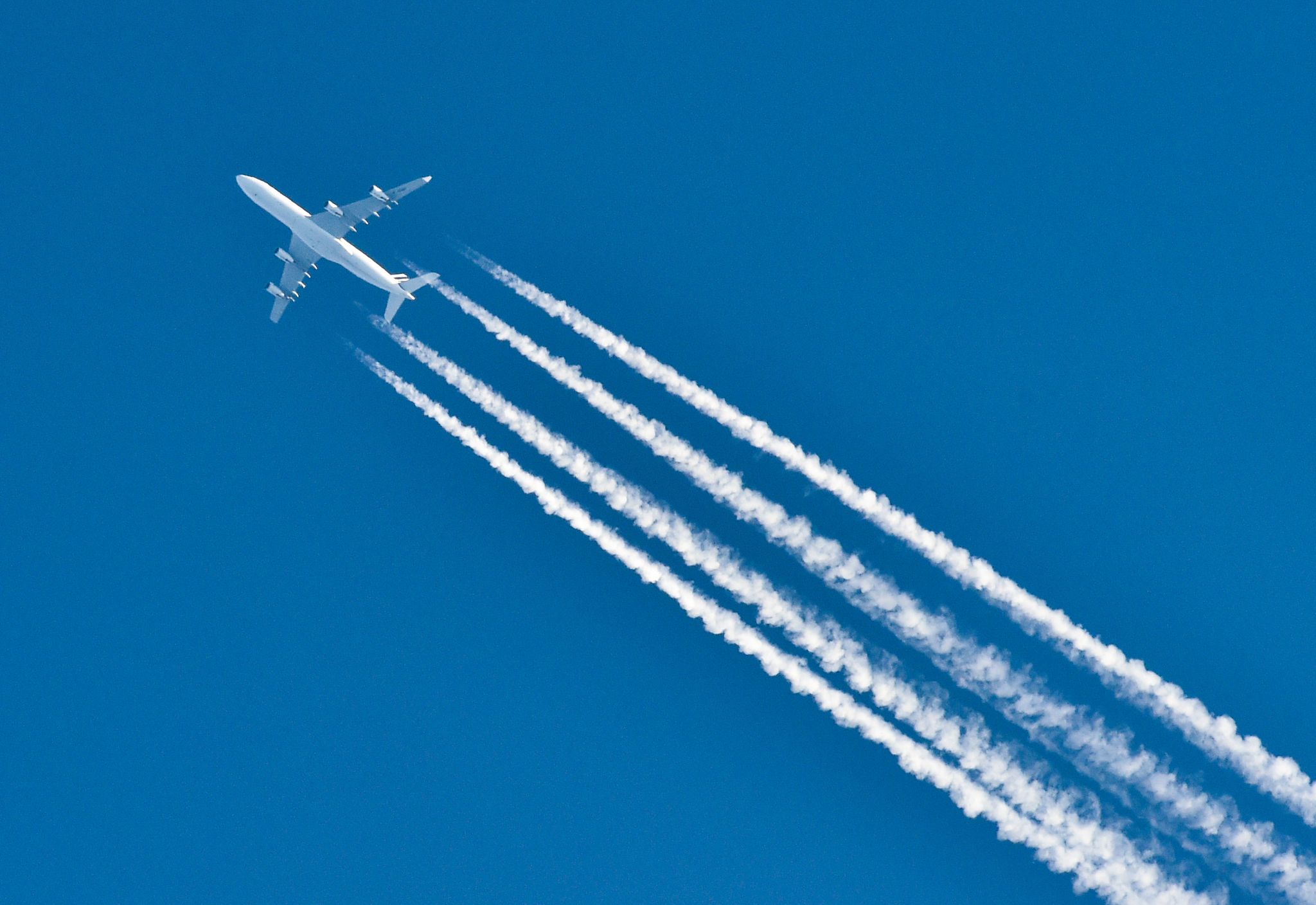 Klingt gut, ist es aber nicht immer: Flug-Flatrates und Reise-Abos können versteckte Kostenfallen sein.