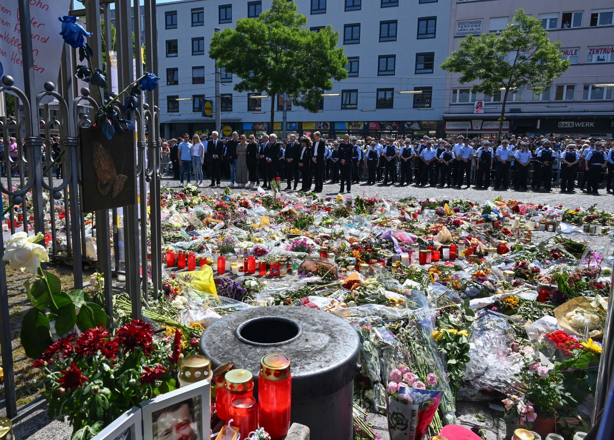 Am 31. Mai 2024 wurde der Polizist Rouven Laur auf dem Marktplatz in Mannheim von einem Angreifer mit einem Messer tödlich verletzt. Der aus Afghanistan stammende Angreifer hat die Tat gestanden. Nach seinem Motiv gefragt, verwies Sulaiman A. auf den Gaza-Krieg.