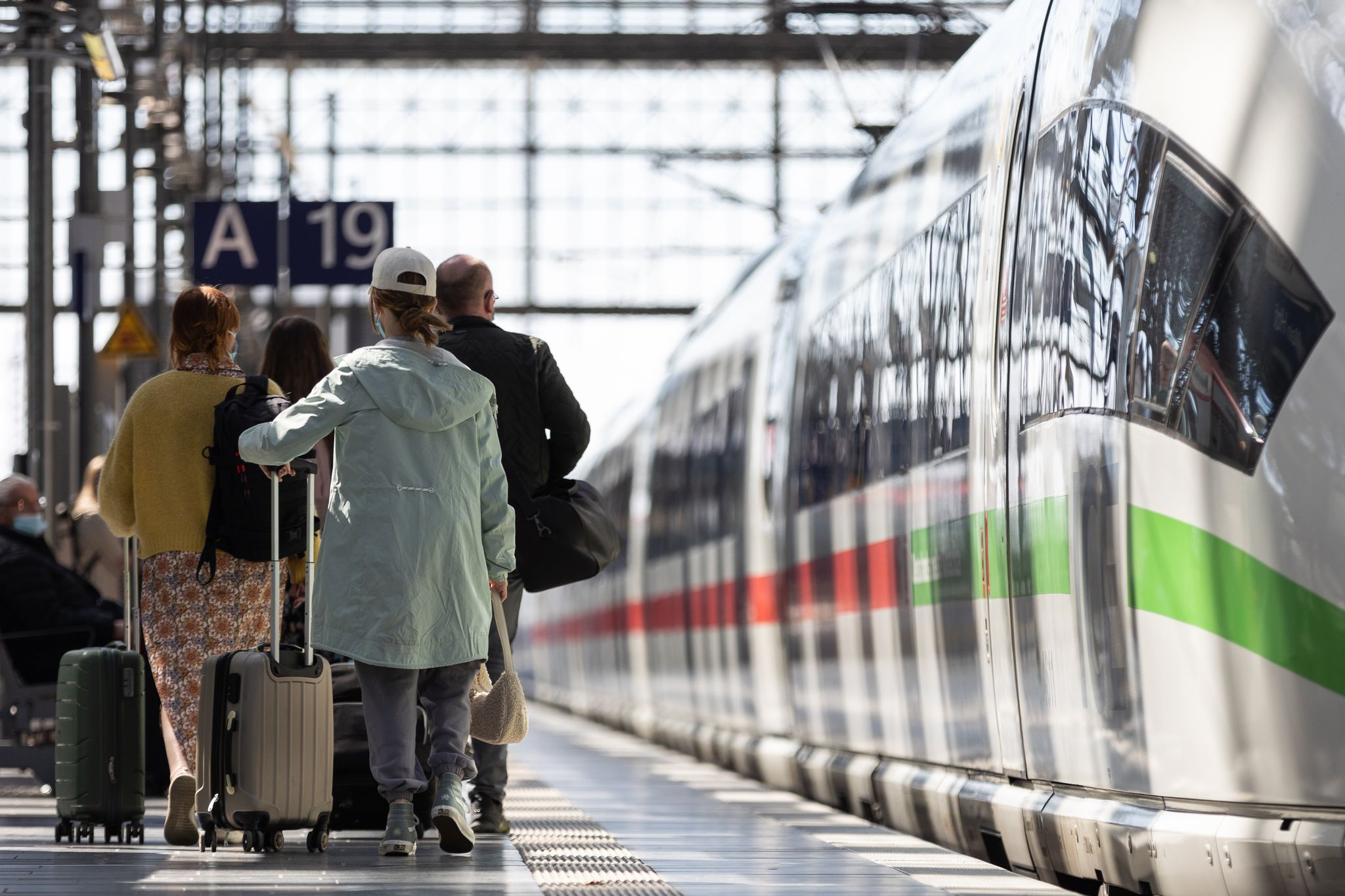 Über Ostern ist es stets voll auf den Bahnhöfen und in den Fernzügen der Deutschen Bahn. (Archivbild)