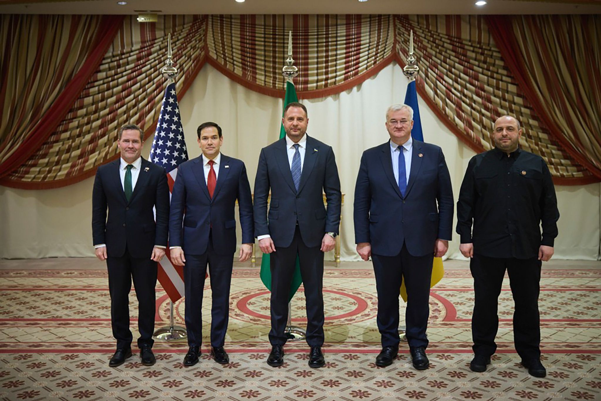 Der Chef der ukrainischen Präsidialverwaltung Jermak (Mitte) hat sich in diesem Jahr schon mit US-Außenminister Rubio zu Gesprächen über einen Frieden in der Ukraine getroffen. (Archivbild)