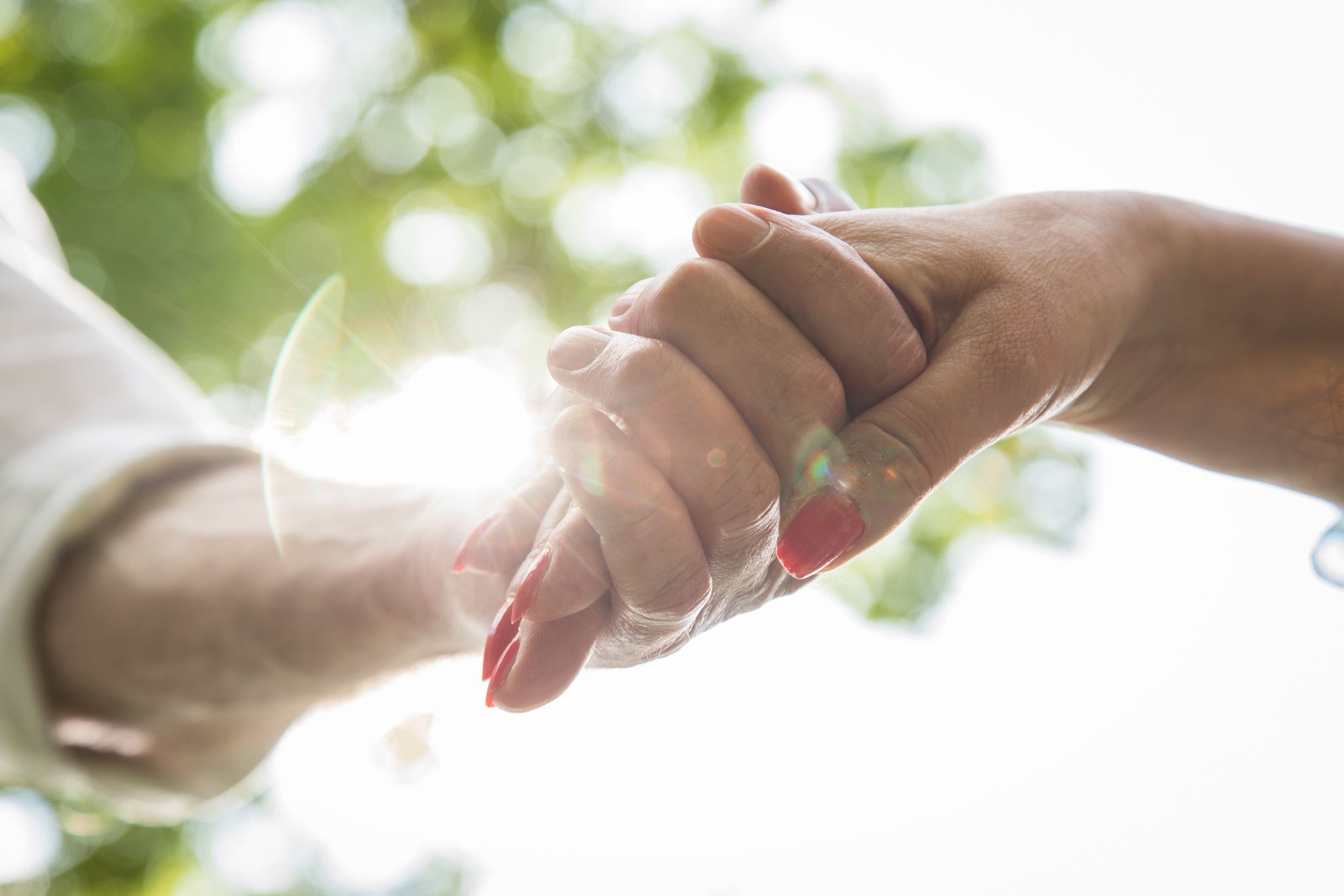 Verlockende Anzeigen: Offline-Vermittlungen versprechen romantisches Glück, liefern aber nicht immer, was sie anpreisen.