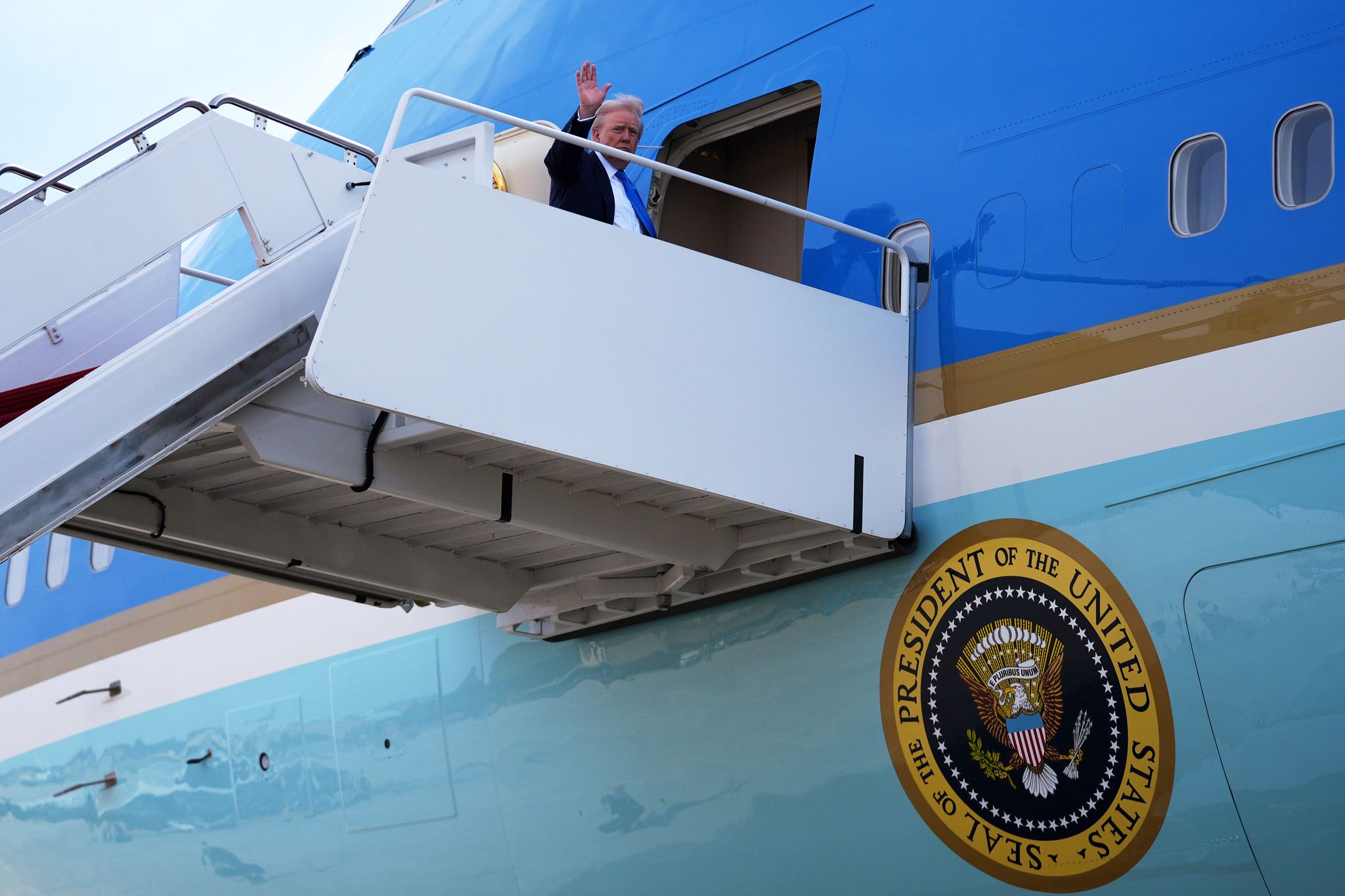 Wenige Stunden nach der Papst-Bestattung reist Trump wieder zurück.
