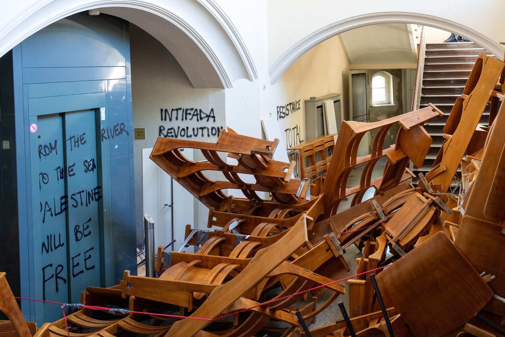 Vor dem Emil-Fischer-Hörsaal in der Humboldt-Universität türmen sich herausgerissene Stuhlreihen.