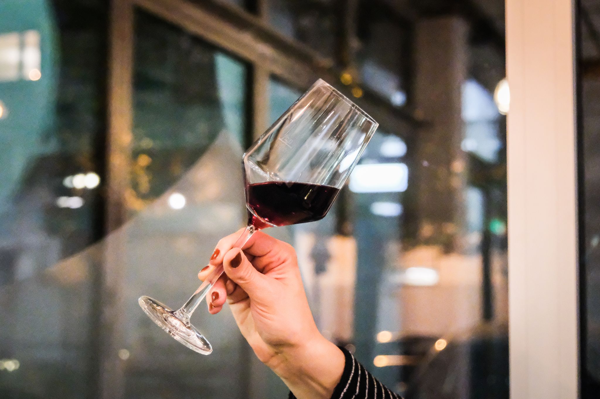Kirsche, Beeren, Pflaume: Wer gerne rote Früchte mag, dürfte an Rotwein Gefallen finden.