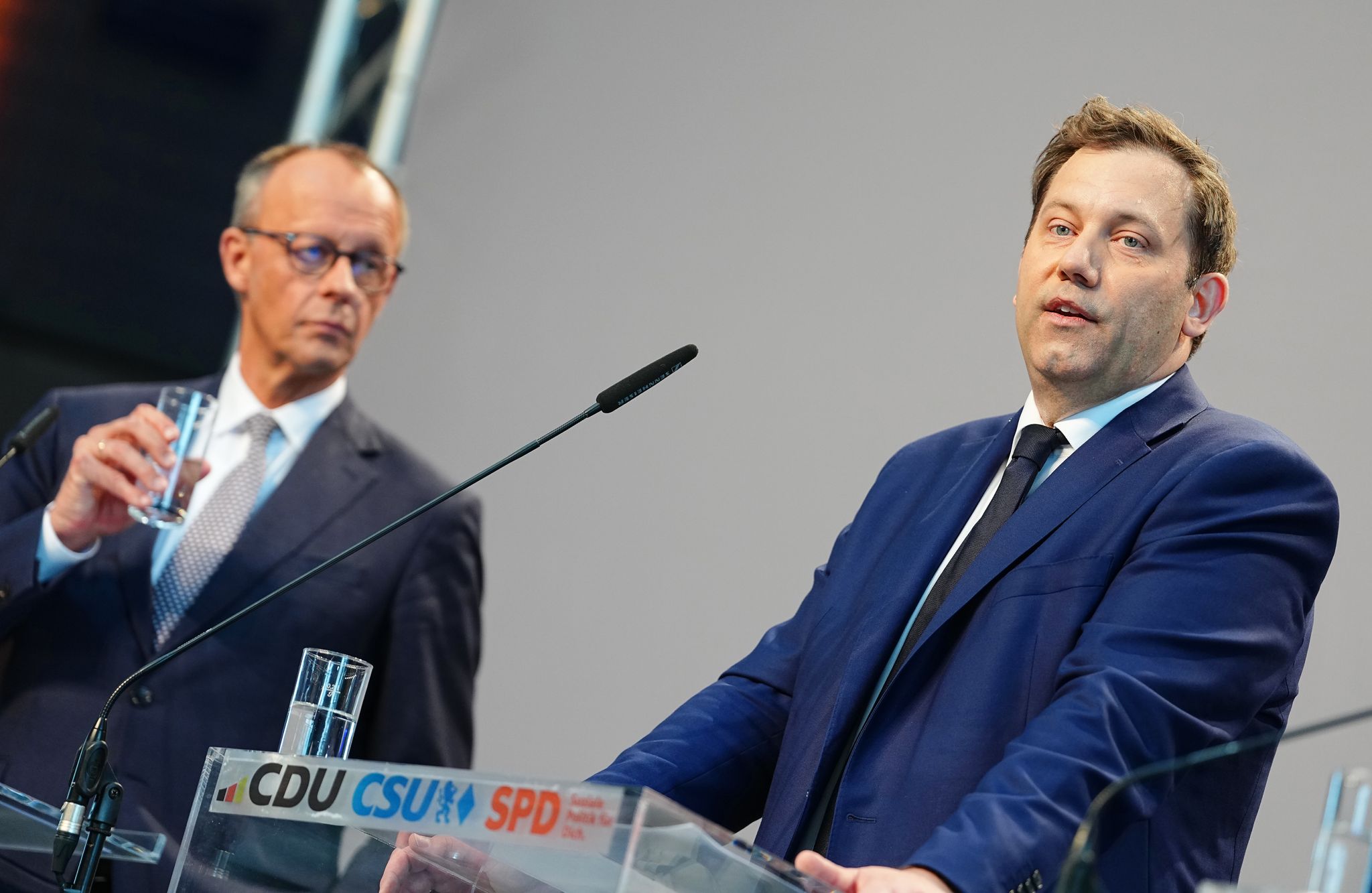 Dass die Einkommenssteuer für kleine und mittlere Einkommen unter Schwarz-Rot gesenkt wird, ist nicht 100-prozentig fix - ebenso wenig wie das Nein zu Steuererhöhungen, sagt nun auch SPD-Chef Lars Klingbeil. (Archivbild)
