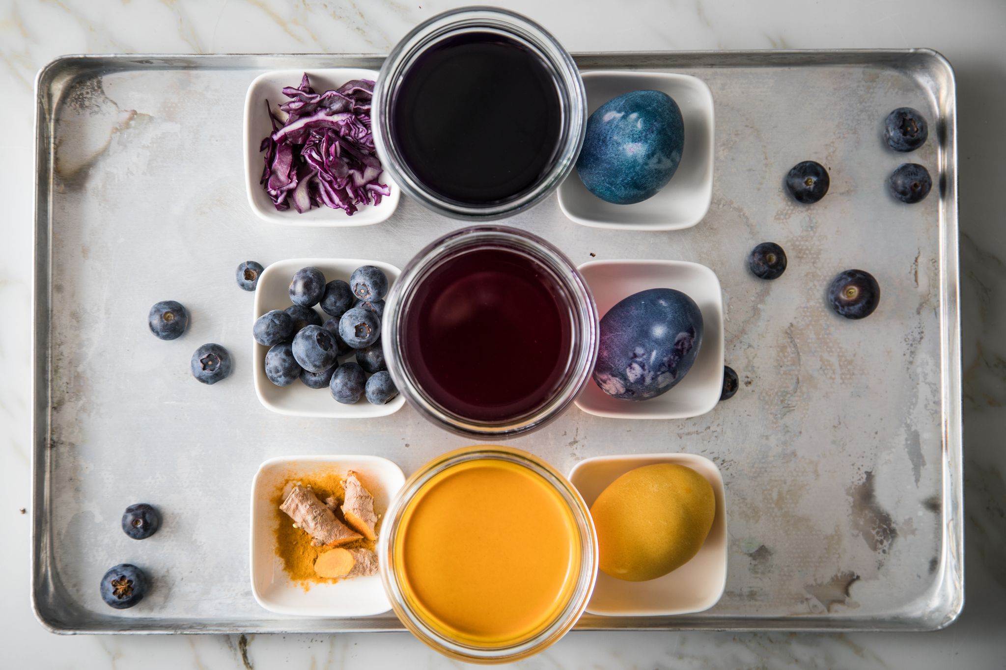 Ein Sud aus Kurkuma sorgt für ein helles Gelb, Rotkohl für ein mittleres Blau und Heidelbeeren für ein dunkles Blau.