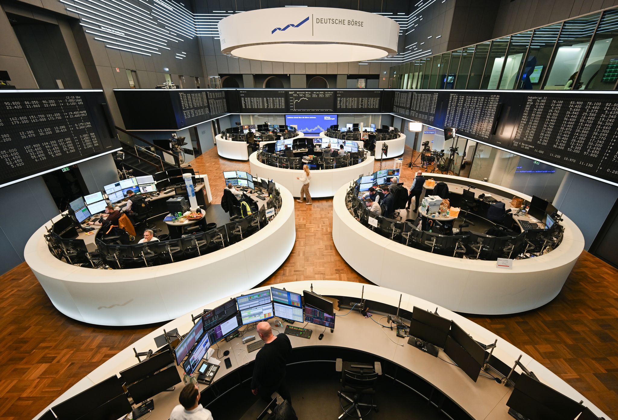 Der Dax sackt um zehn Prozent ab. (Archivbild)