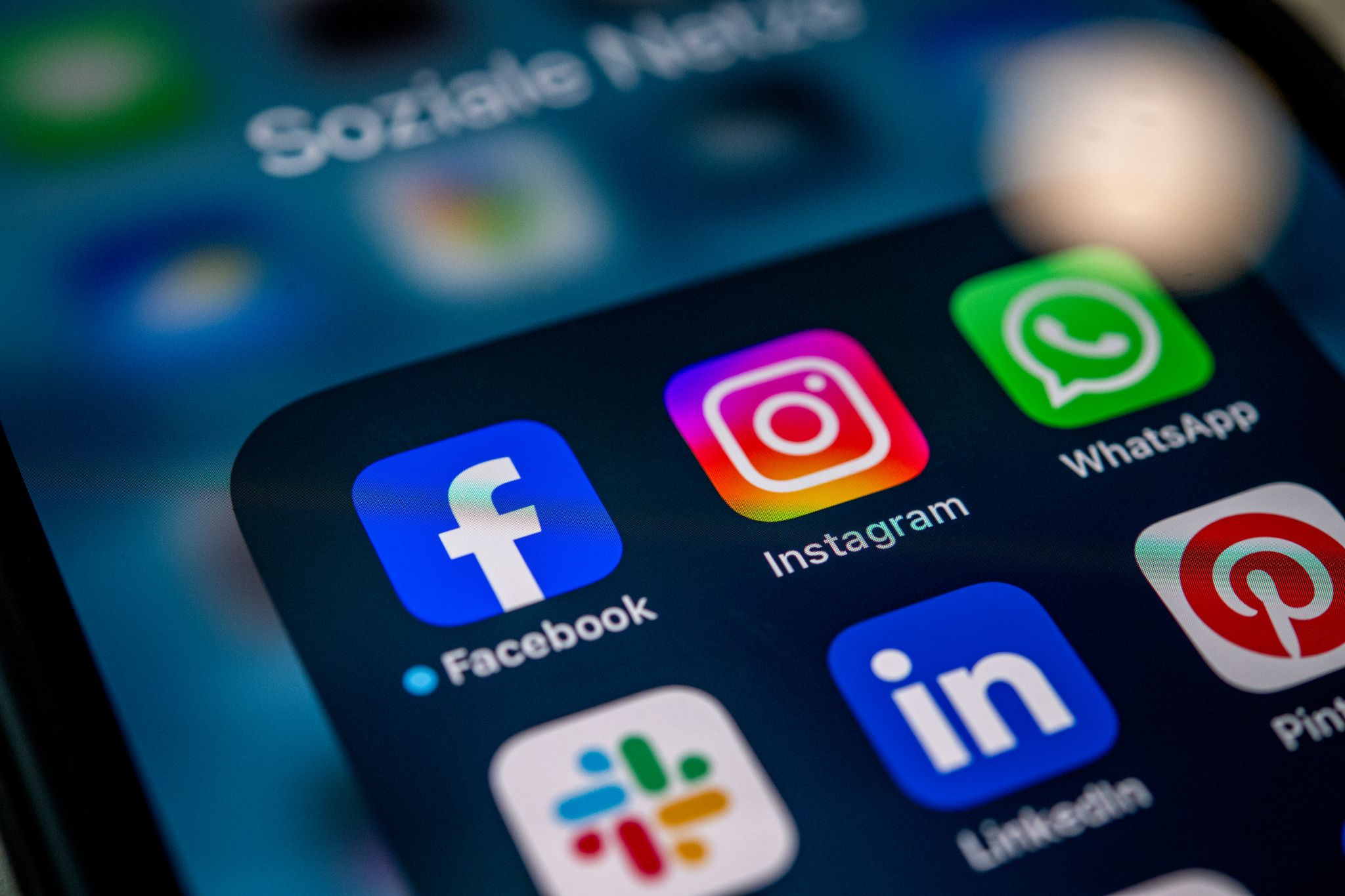 Meta beginnt bald mit plattformübergreifendem KI-Training: Dabei werden Daten von Facebook und Instagram genutzt – Whatsapp bleibt weiterhin Ende-zu-Ende verschlüsselt.