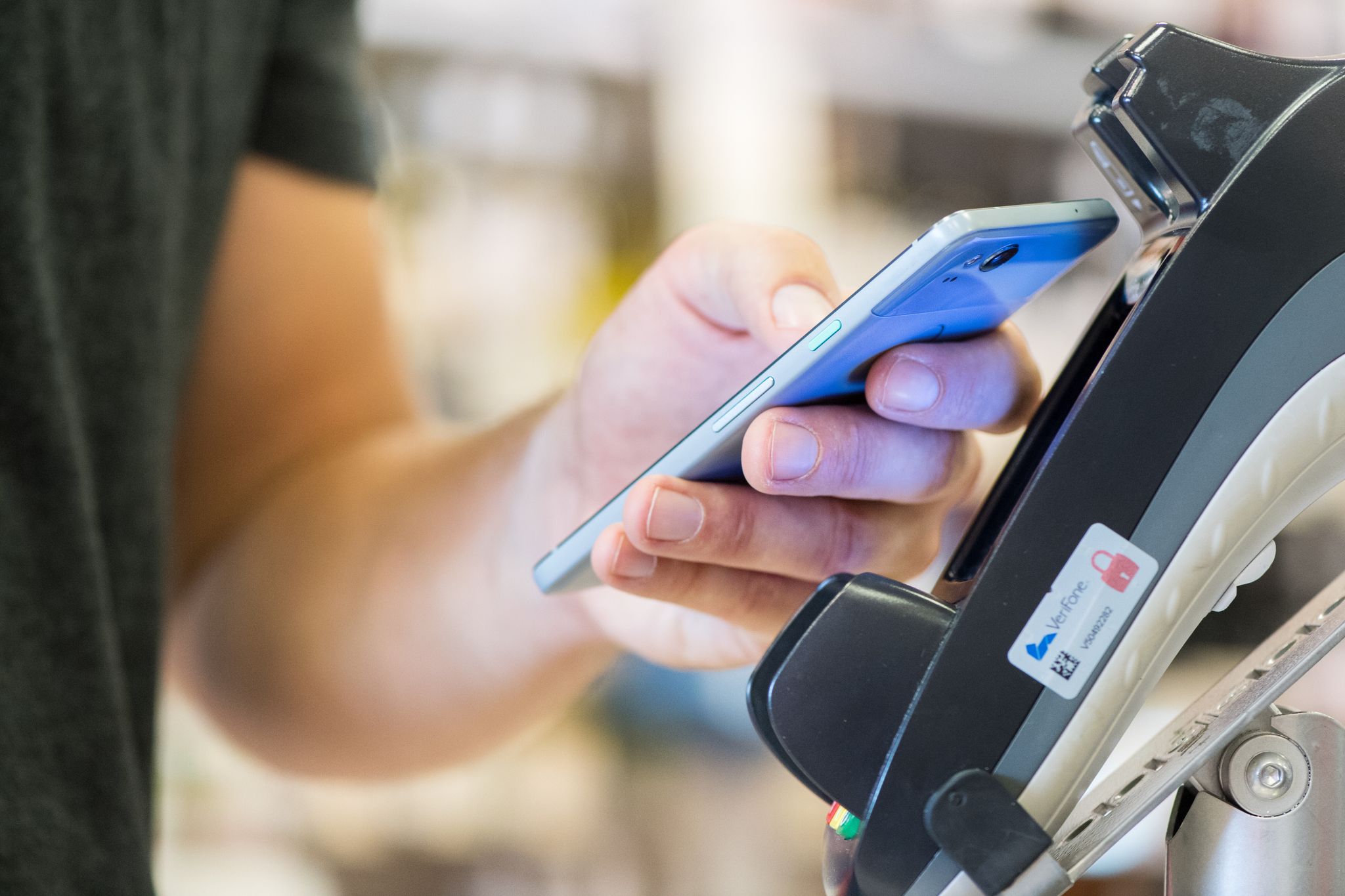 Alternative zum Papier-Kassenbon: QR-Code am Terminal scannen und den Bon direkt als PDF aufs Smartphone herunterladen.