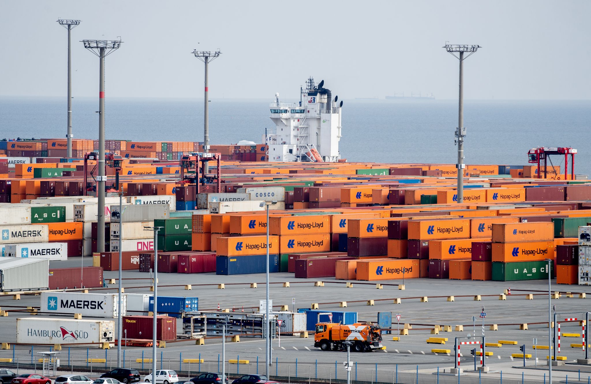 Der JadeWeserPort in Wilhelmshaven - Niedersachsen hat derzeit beim Wirtschaftswachstum die Nase vorn. (Archivbild)