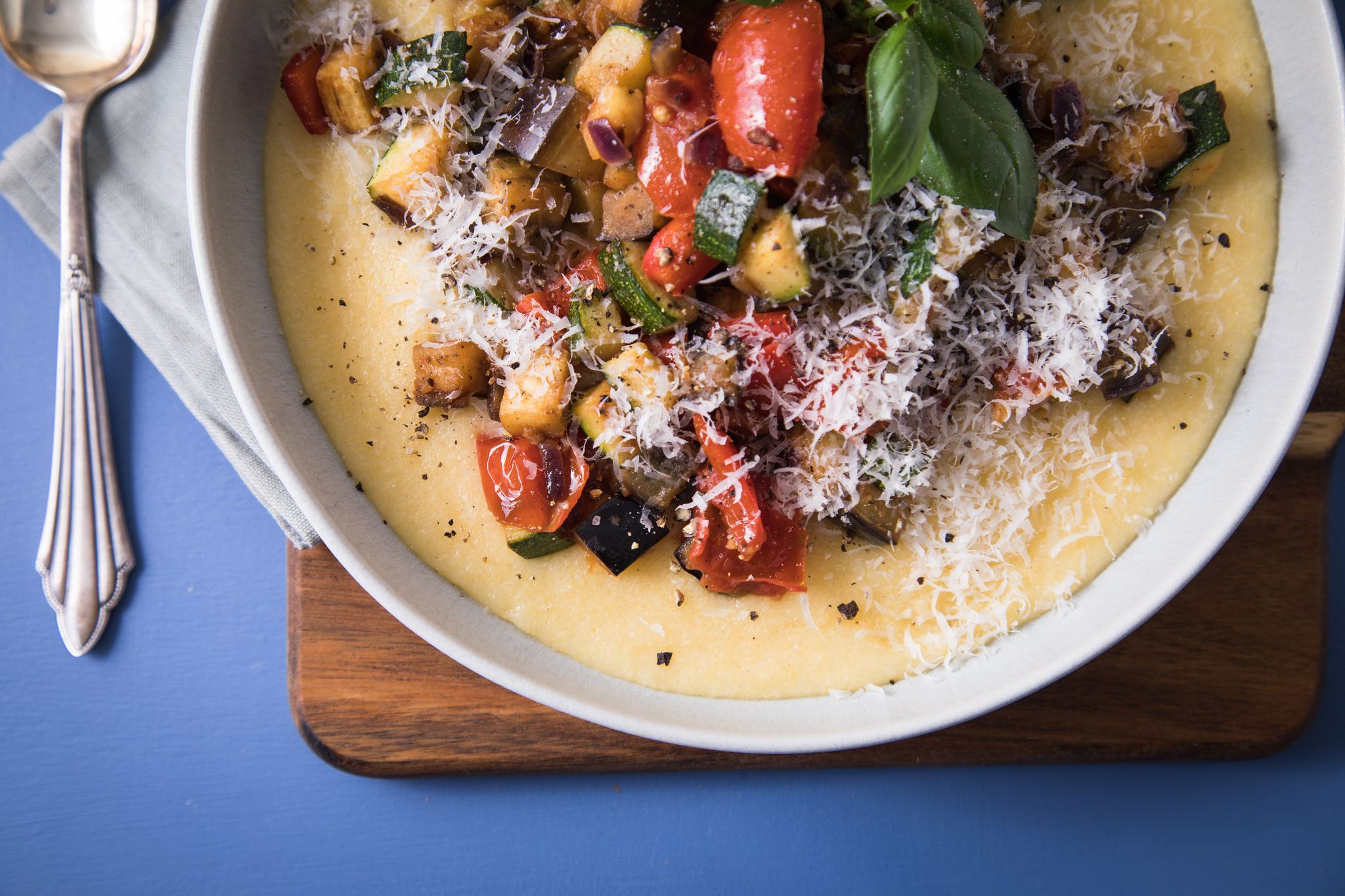 Der gelbe Maisgrieß Polenta nimmt Soße gut auf und passt so hervorragend in eine Ratatouille.