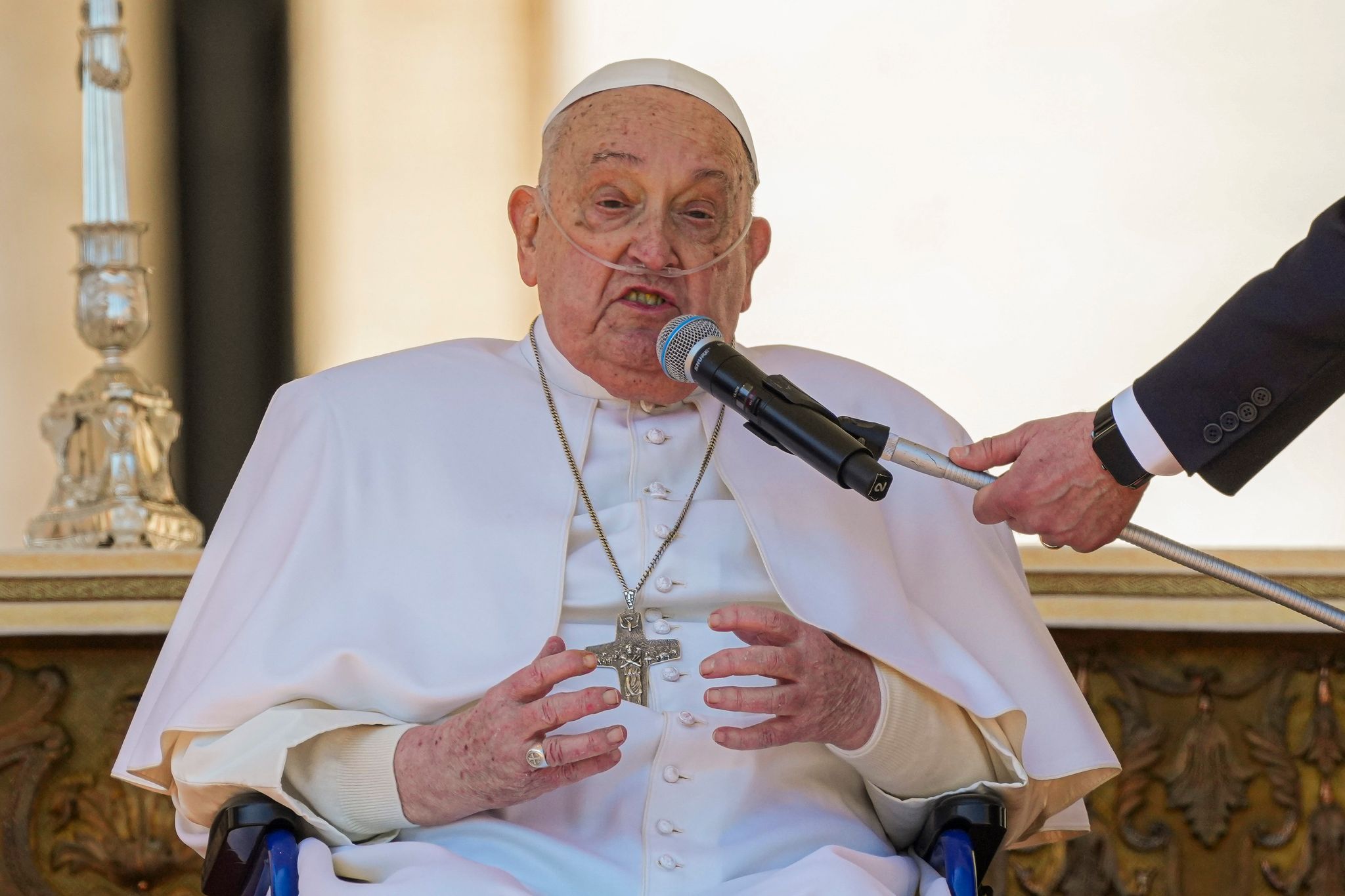 Überraschung in Rom: Kranker Papst spricht kurz zu den Gläubigen.