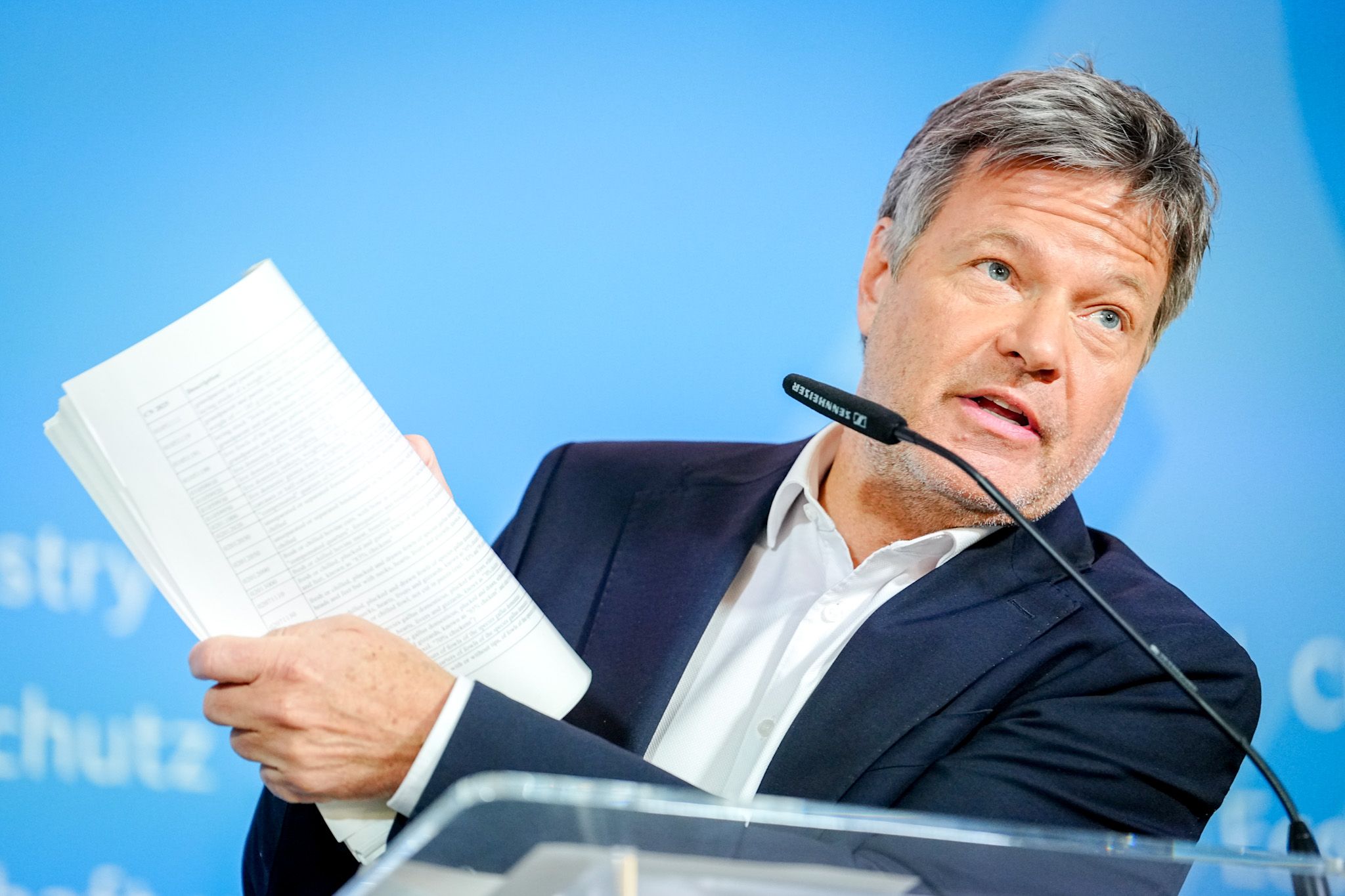 Robert Habeck hält vermeintlich vertrauliche Dokumente in die Kamera.