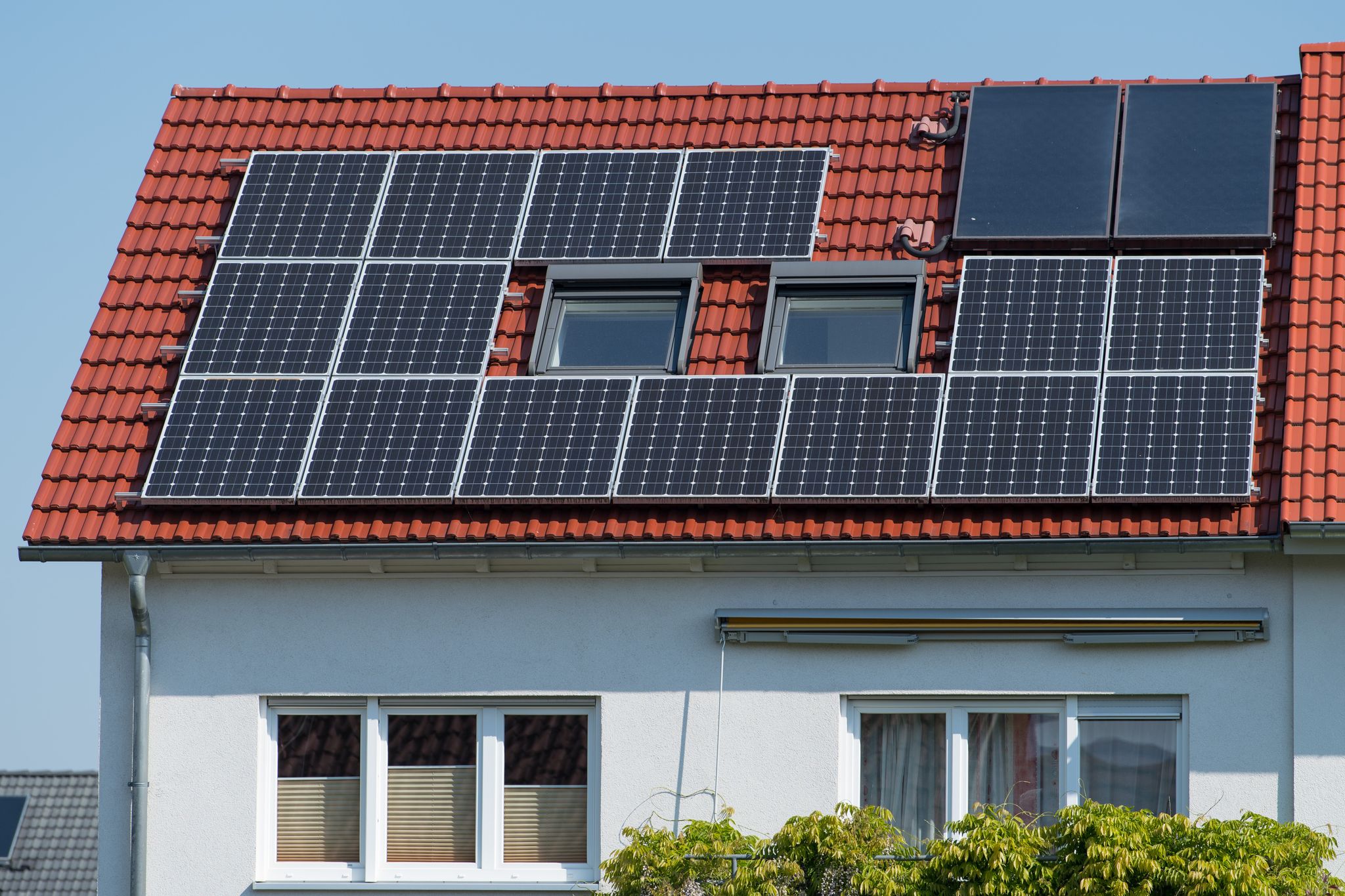 Wer optimal profitieren will, sollte vor der Installation der PV-Anlage darauf achten, in welche Himmelsrichtung das Dach ausgerichtet ist.