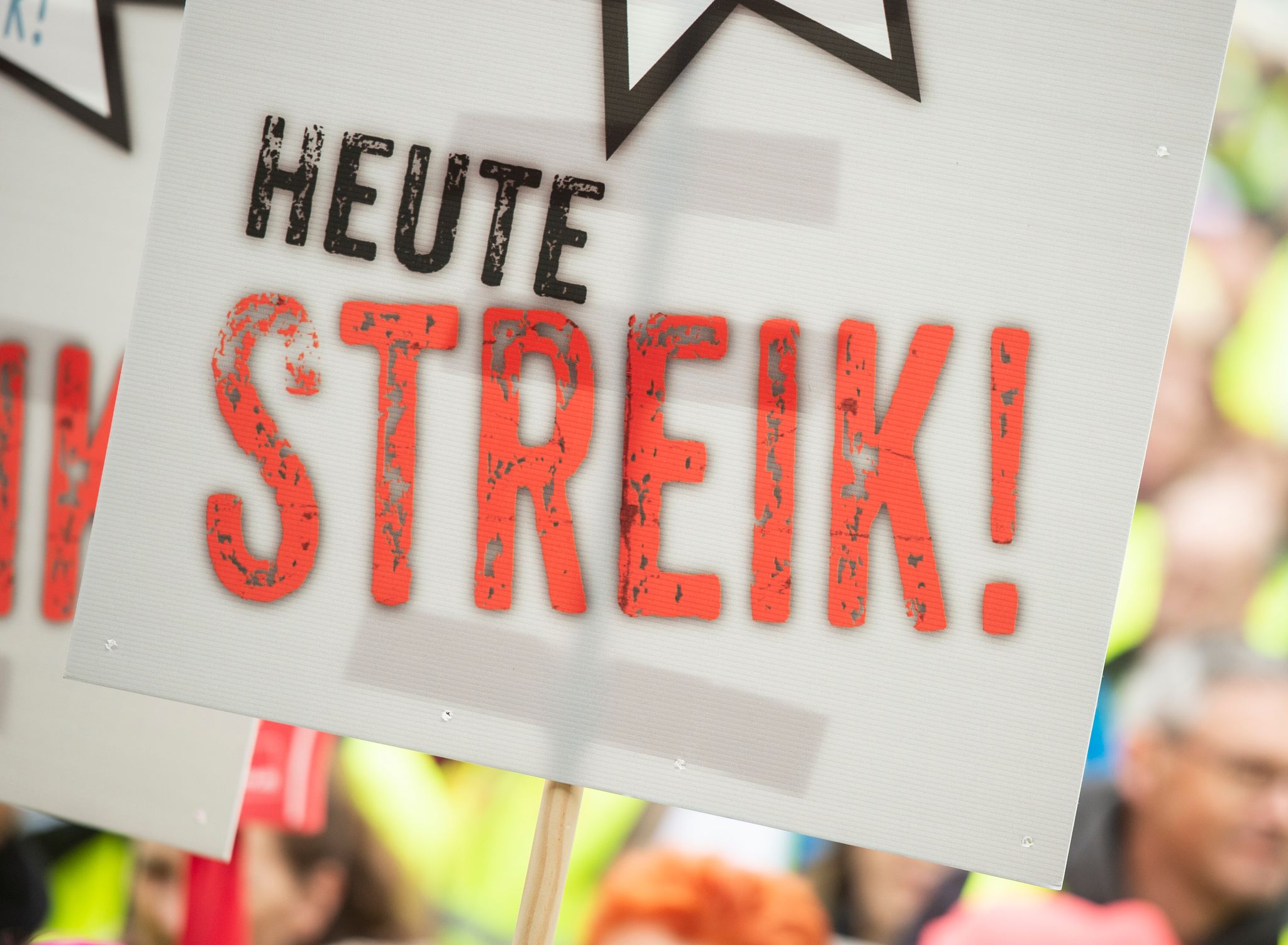 Recht auf Streik: Wer rechtmäßig streikt, muss sich beim Arbeitgeber nicht abmelden – das entschied ein Landesarbeitsgericht.