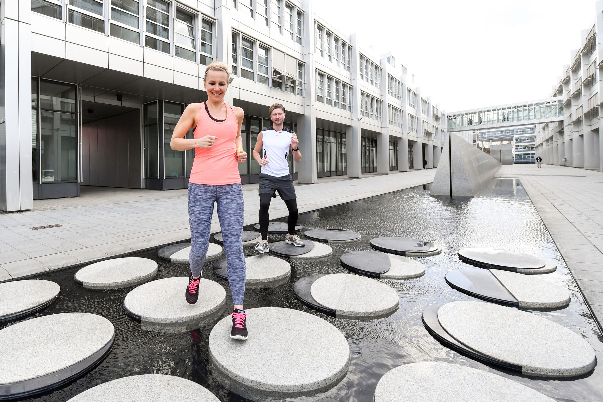 Wenn beim Joggen genug Luft bleibt, um sich zu unterhalten, ist die Intensität moderat. Und auch das hilft dabei, mehr Fitness aufzubauen.