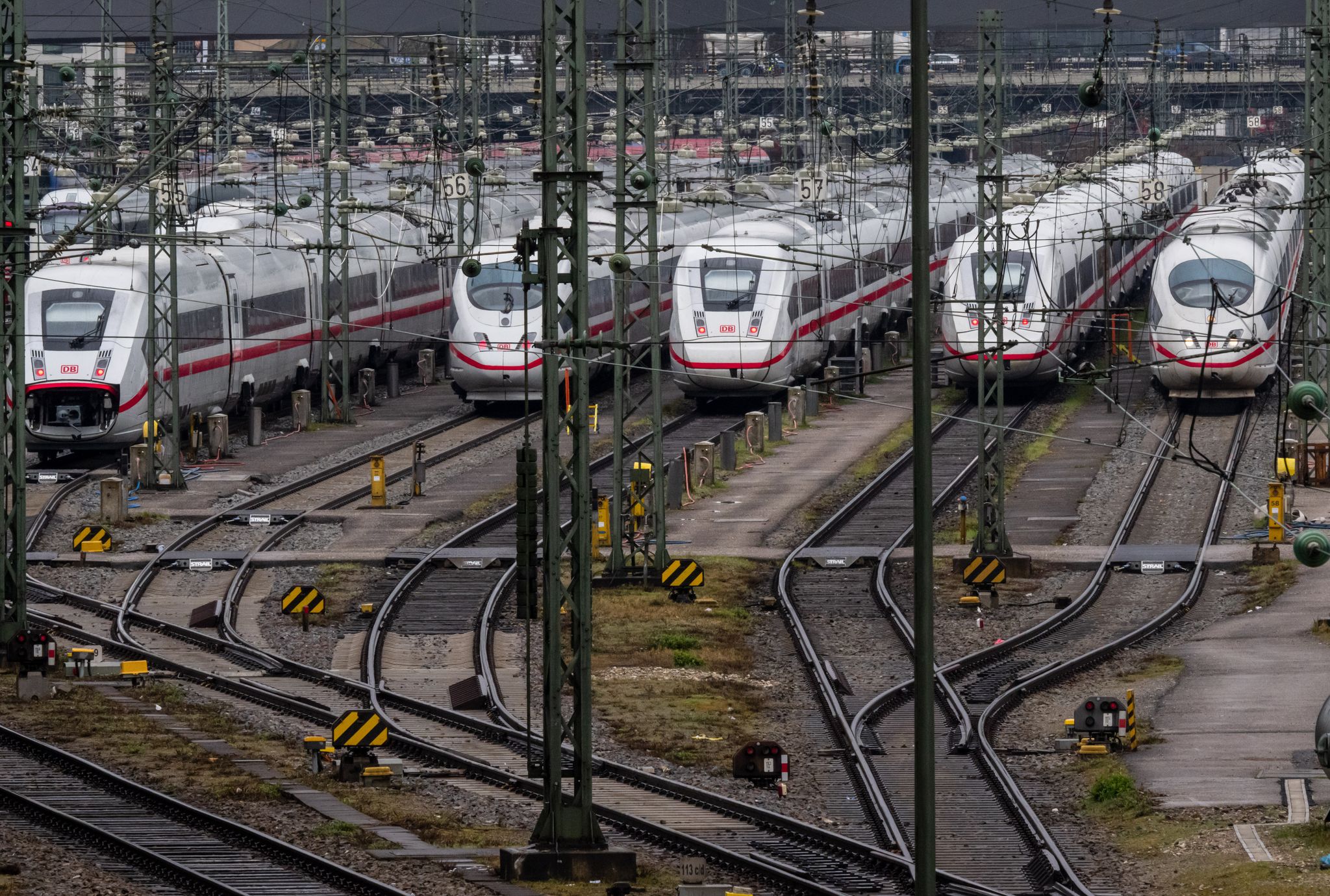Stillstand im Bahnhof - auch in den kommenden Jahren dürfte für viele Bahn-Reisende nicht alles rund laufen. (Symbolbild)