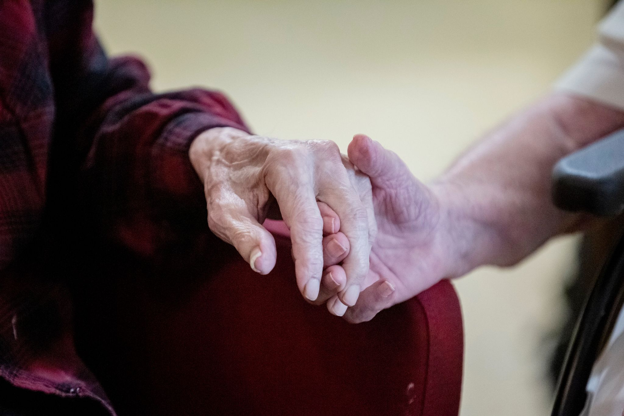 Nicht nur Worte zählen: Mit kleinen Gesten können Angehörige dafür sorgen, dass sich Menschen mit Demenz sicher fühlen.