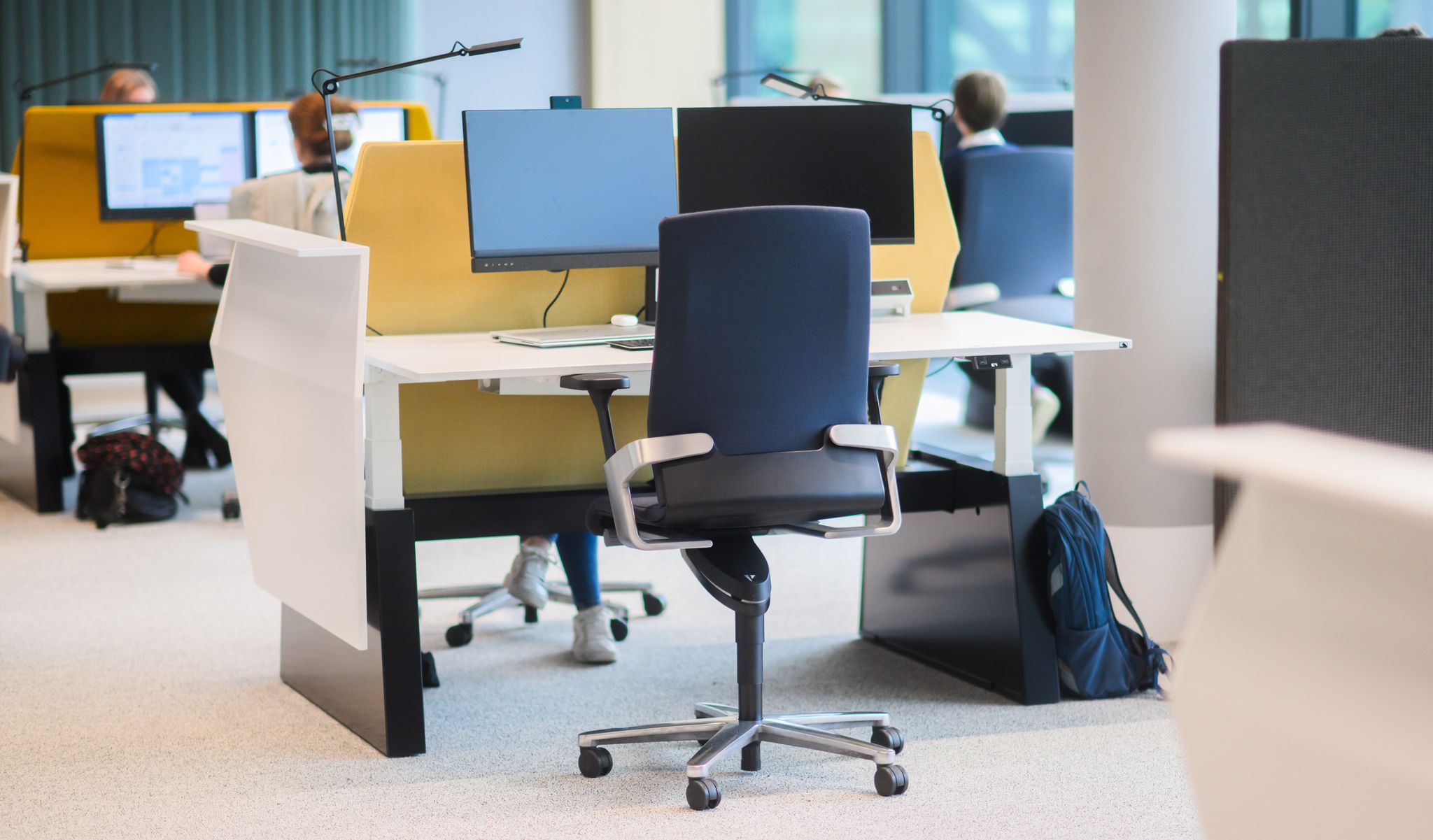 Auch wenn die Krankschreibung die Arbeitspflicht aufhebt, ist es nicht verboten, dass Beschäftigte trotzdem zur Arbeit gehen.