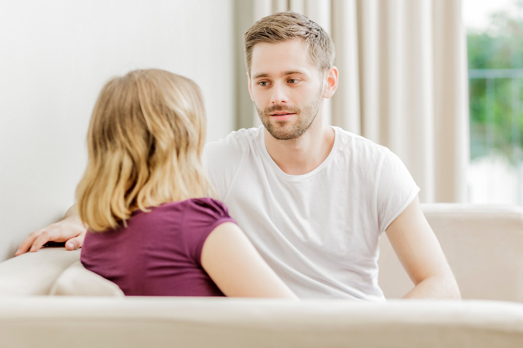 Viele Männer reden nicht gerne über ihr Gehalt - und wenn, korrigieren sie es gerne mal nach oben.