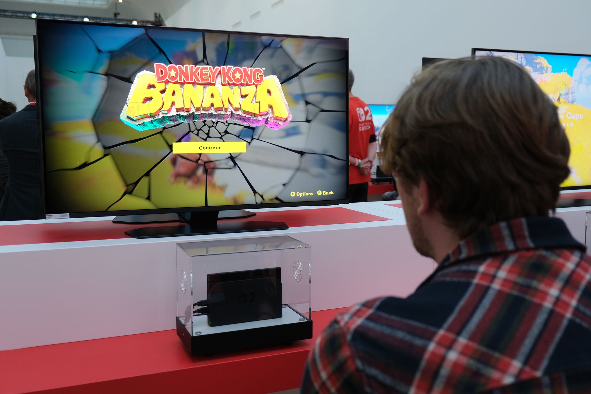 So neu, dass sie noch in einen Kasten muss. Nintendos Switch 2 bei der Vorstellung in Paris. Zu sehen: Ein neues «Donkey Kong», das noch in diesem Jahr erscheinen soll.