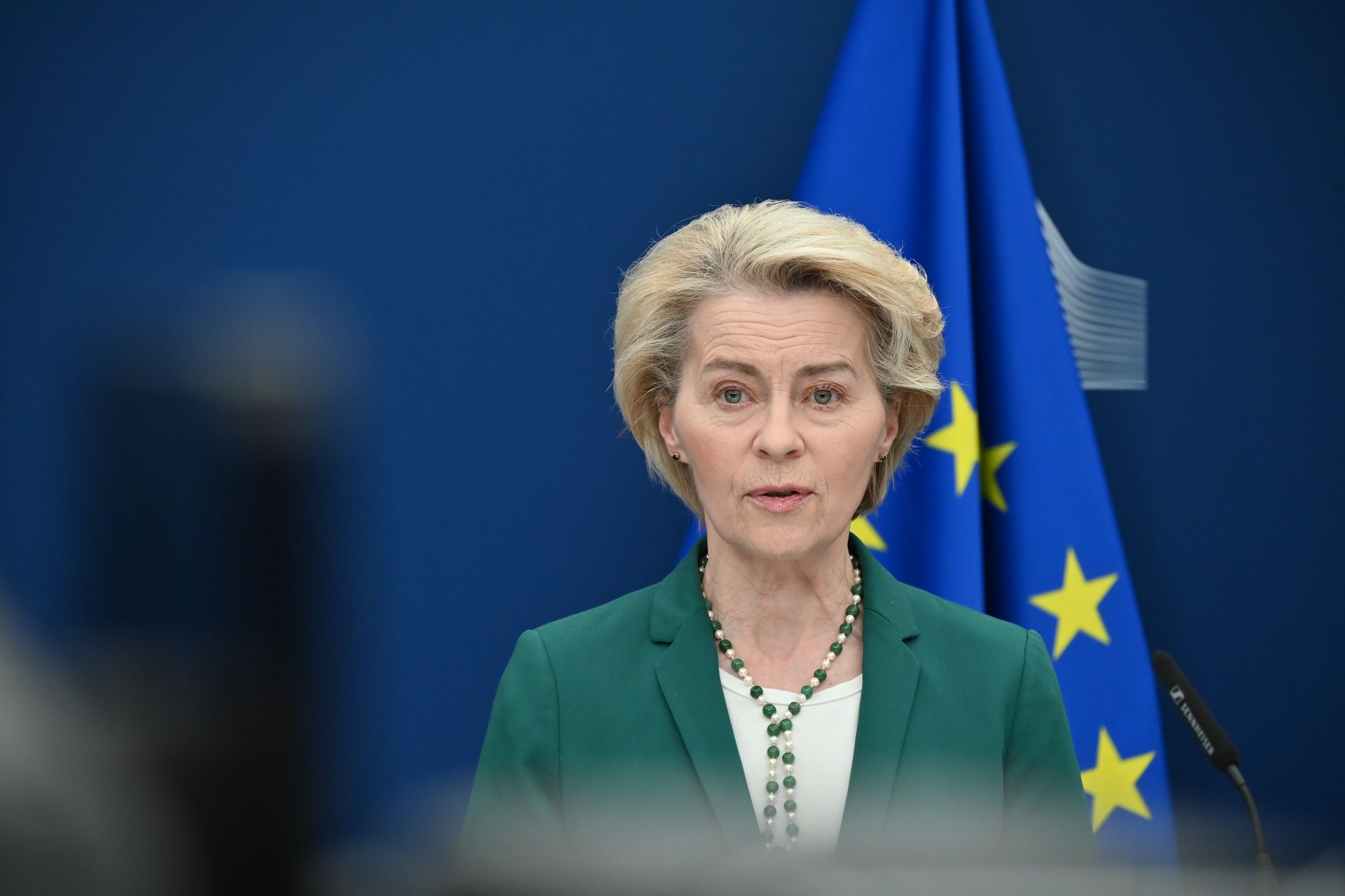 Papst Franziskus habe mit seiner Bescheidenheit und seiner aufrichtigen Liebe für die weniger Glücklichen Millionen Menschen inspiriert, sagte EU-Kommissionspräsidentin Ursula von der Leyen