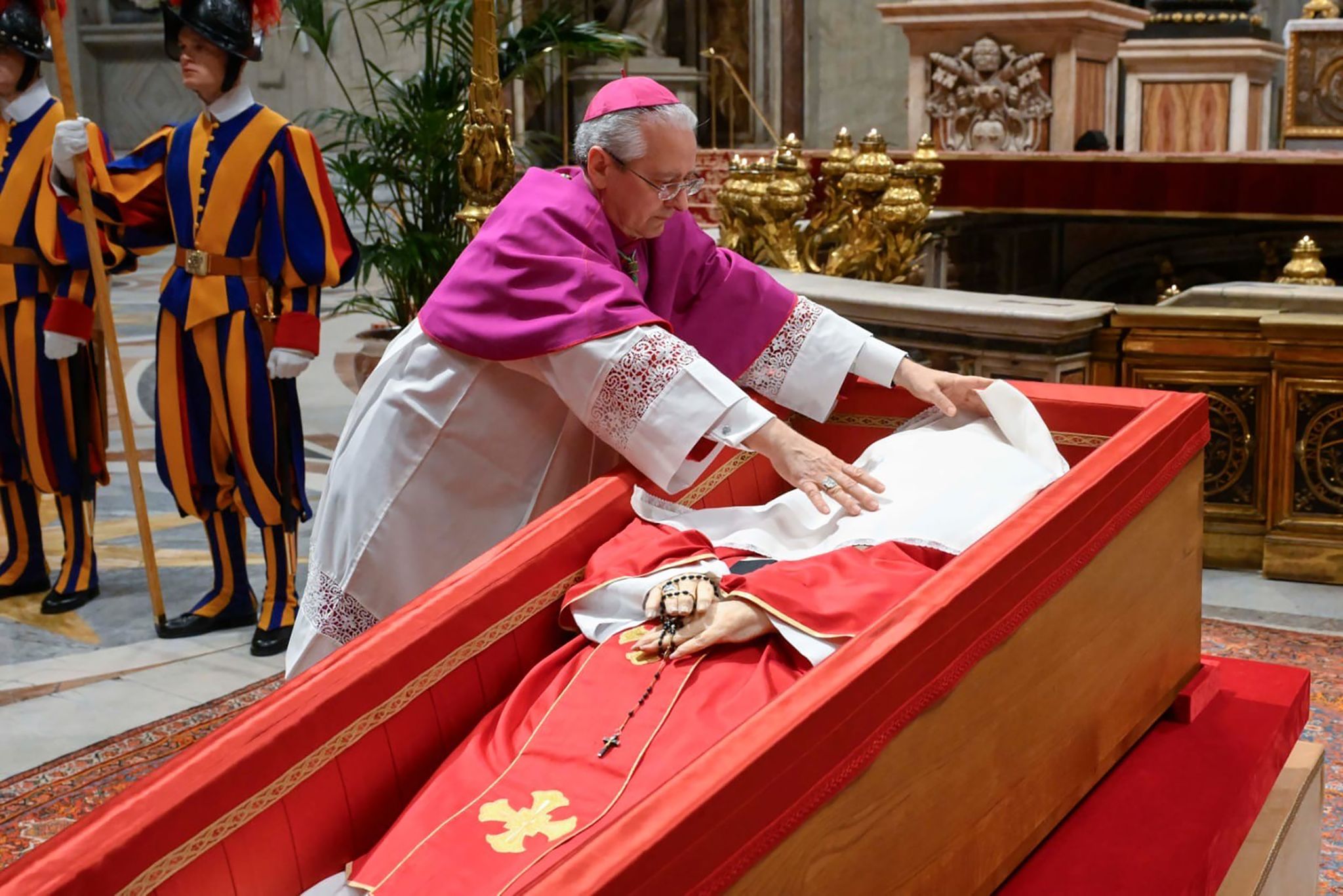 Papst Franziskus wird vor dem Schließen des Sarges ein Tuch über das Gesicht gelegt.