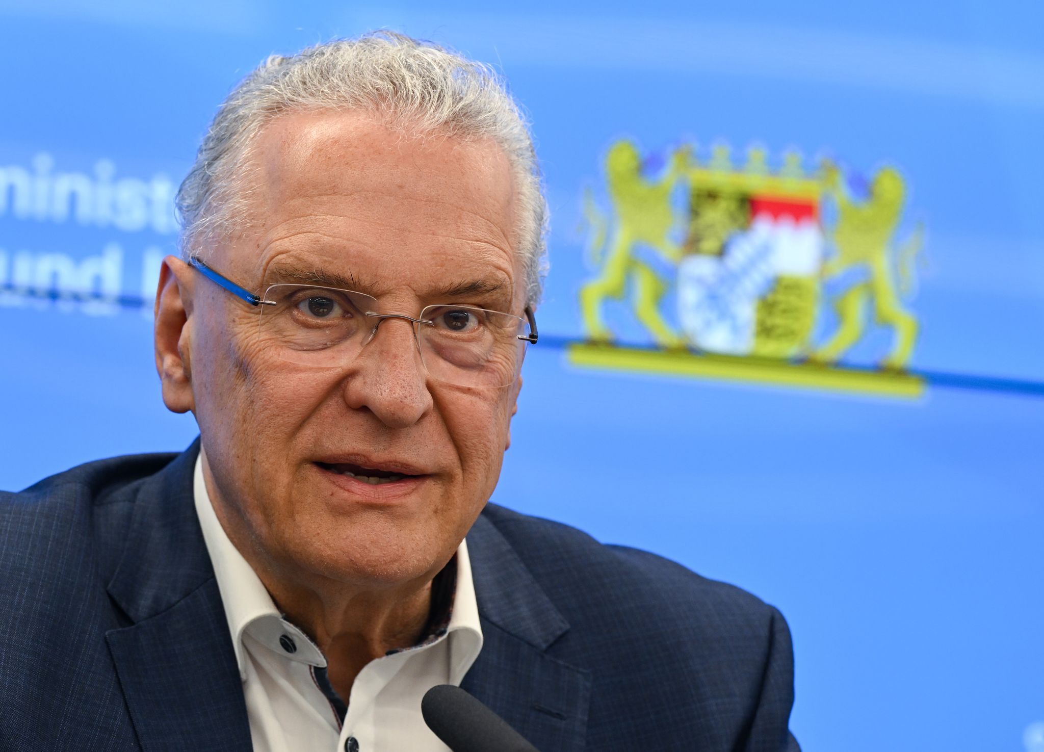 Joachim Herrmann warnt vor einer verschärften Sicherheitslage. (Archivbild)