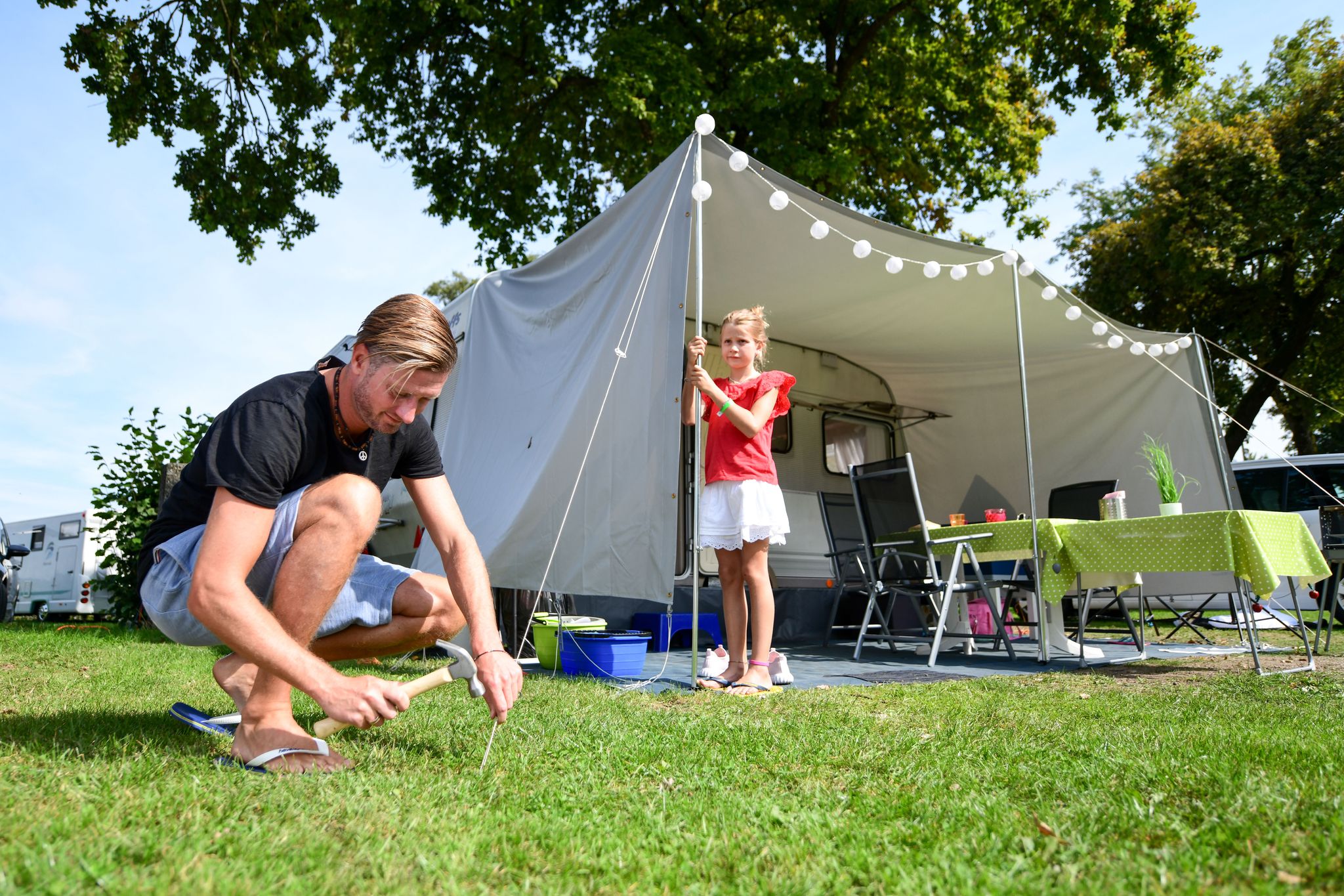 Haftpflicht und Hausrat: Wer die richtigen Versicherungen abschließt, kann sich beim Camping einiges an Stress sparen.