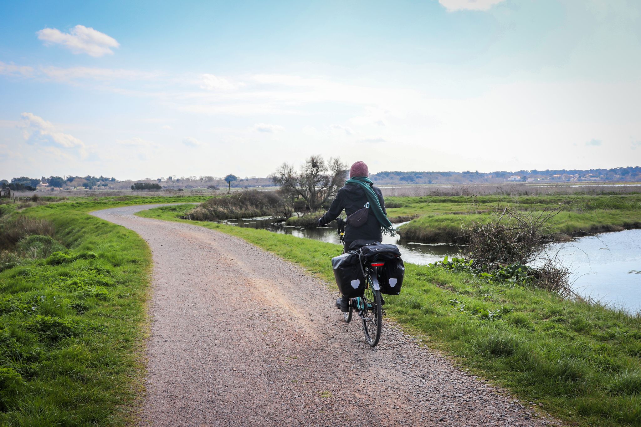 Auf Schotter in die Geschichte: eine Fahrradfahrerin auf der Vélodysée.