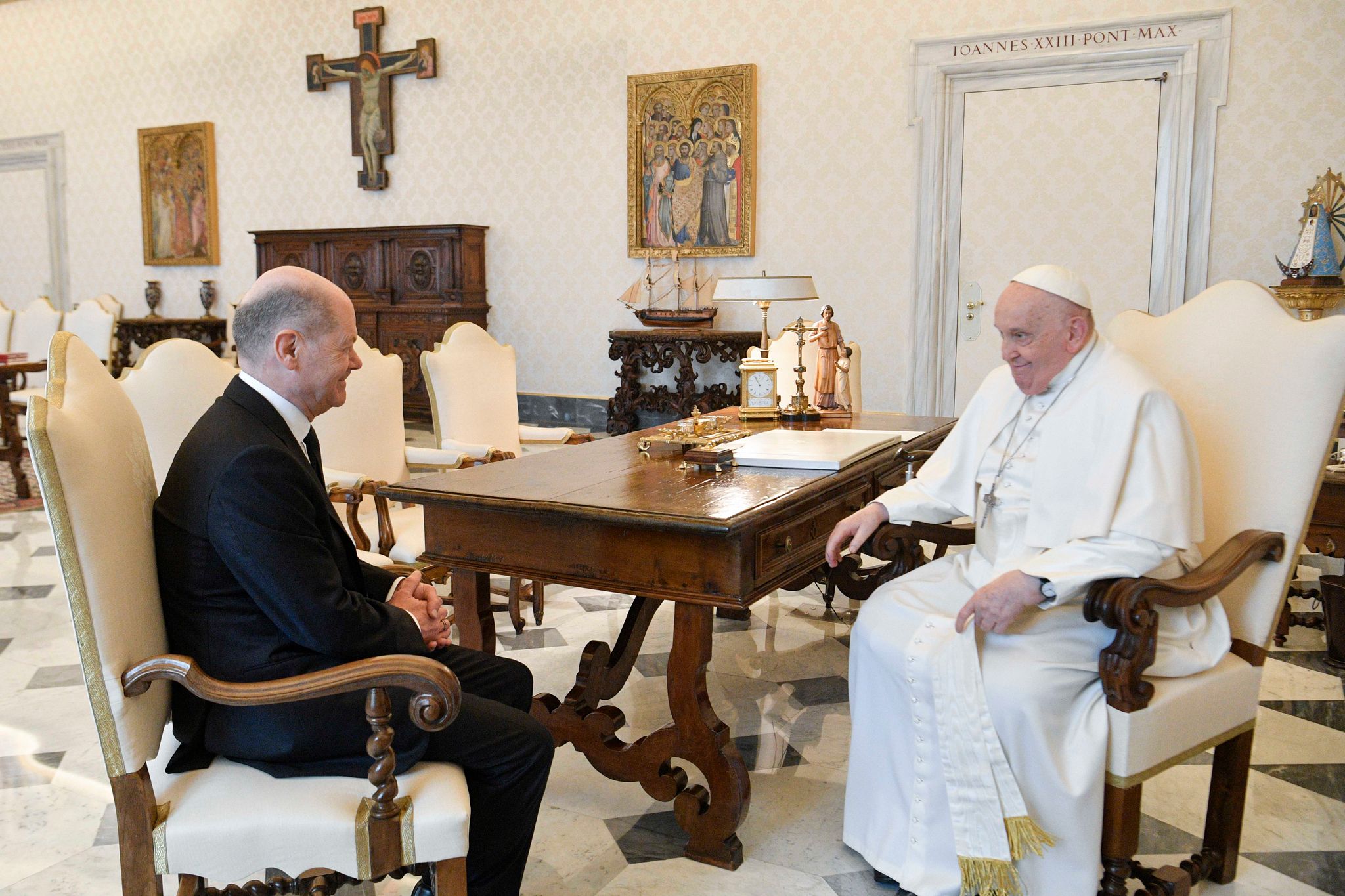 Franziskus empfing Kanzler Olaf Scholz zu einer Privataudienz. (Archivbild)