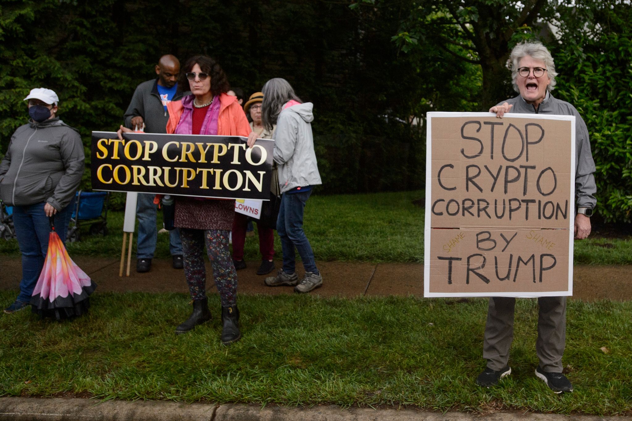 Bereits vor der Ankunft von US-Präsident Trump gibt es Protest in der Nähe seines Golfclubs.