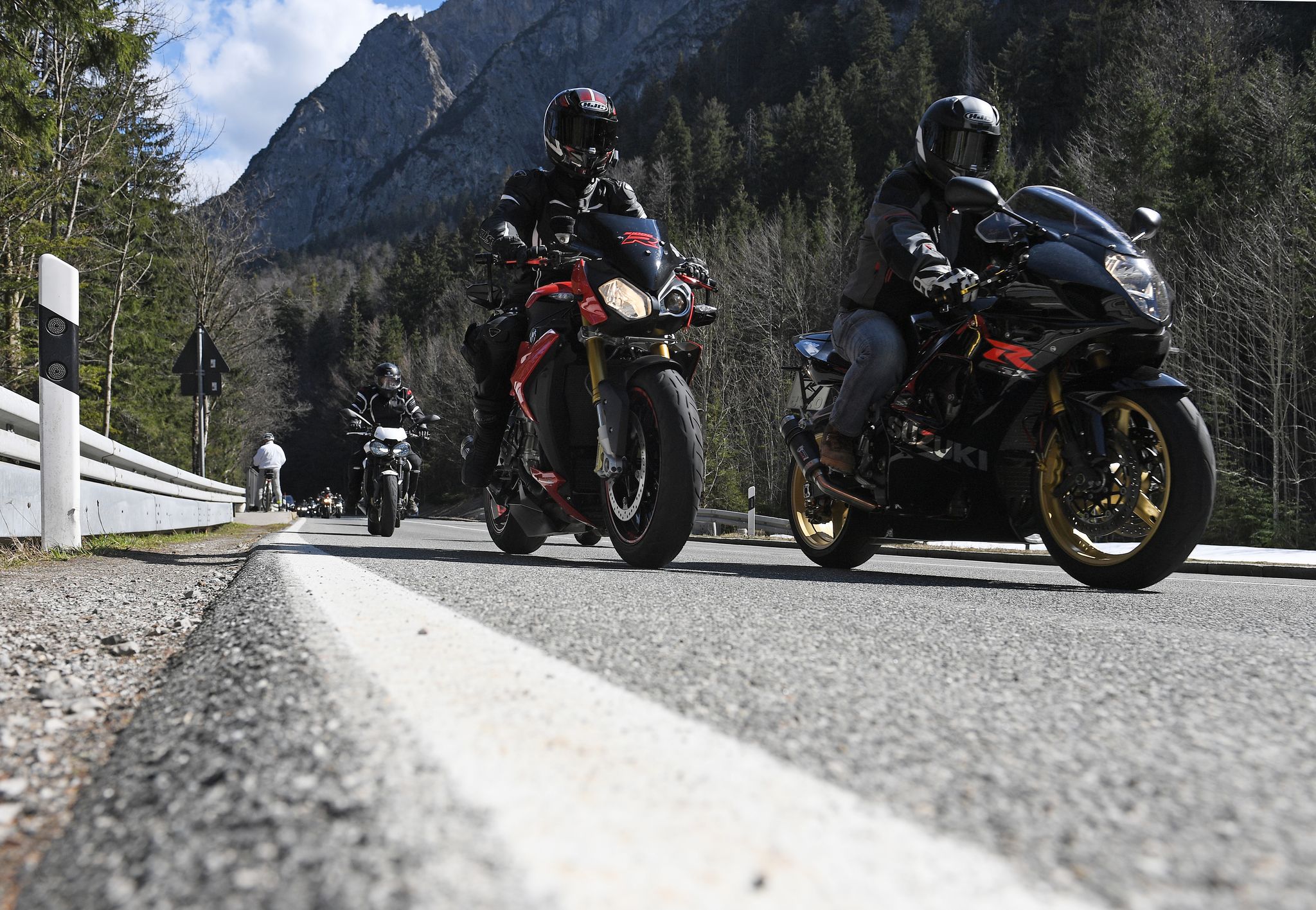 Motorradfahrer verursachen teurere Unfälle als Autofahrer. (Symbolbild)
