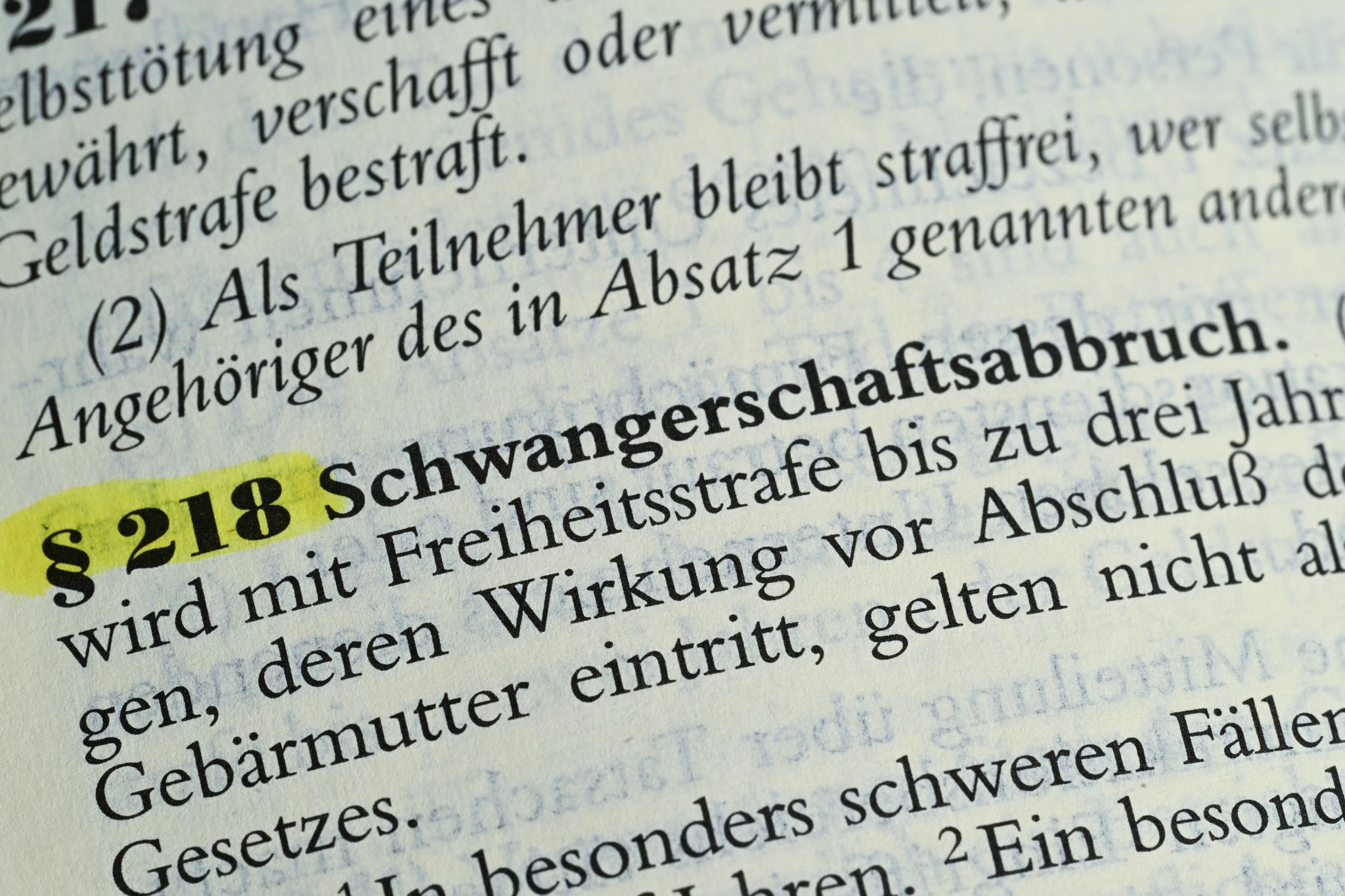 Schwangerschaftsabbrüche in den ersten zwölf Wochen sollten nach dem Willen der Ärzte außerhalb des Strafgesetzbuchs geregelt werden, die Beratungspflicht für ungewollt Schwangere soll aber bleiben.