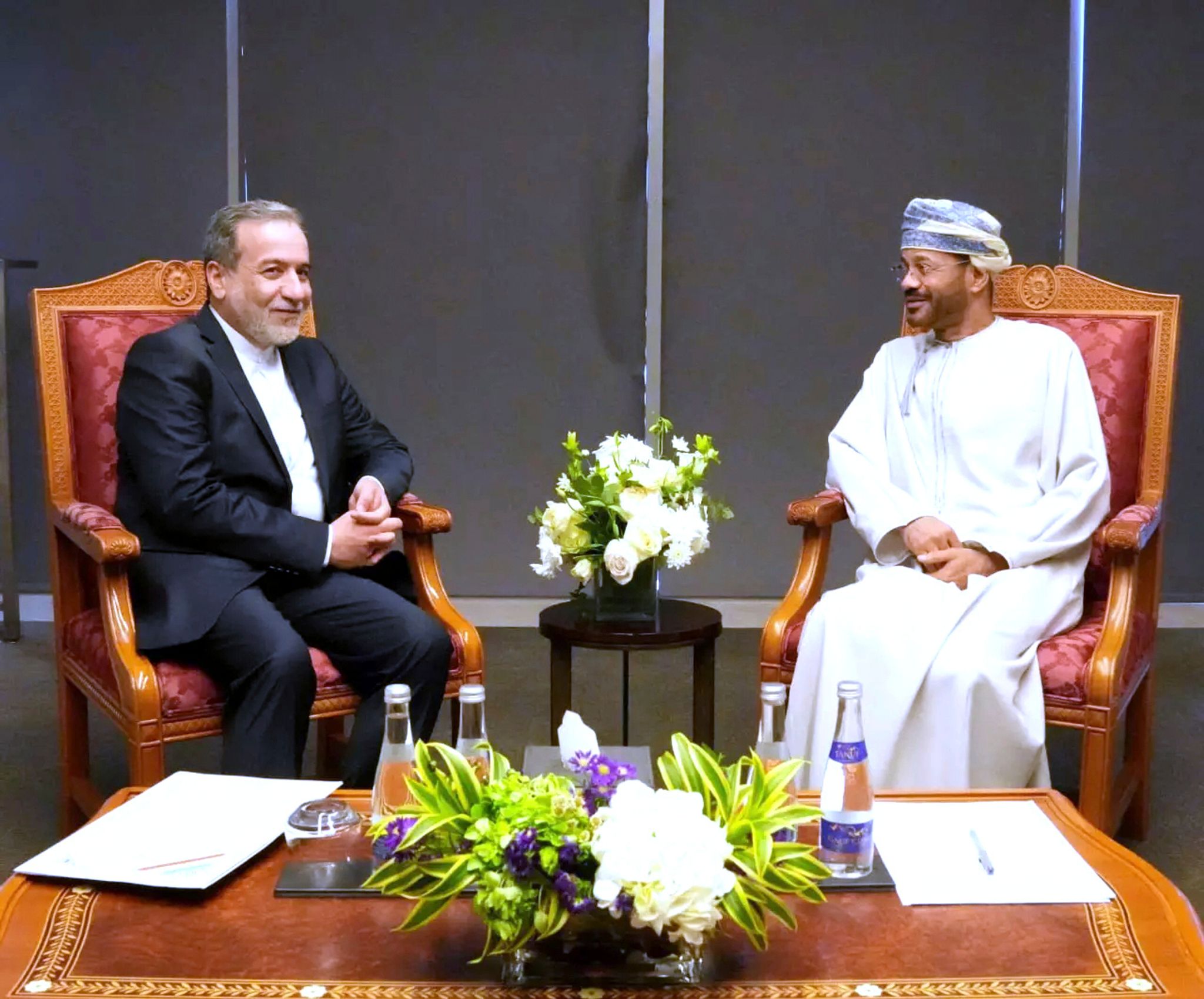 Die Verhandlungen über Irans umstrittenes Atomprogramm gehen weiter. Für den Iran verhandelt Außenminister Araghtschi (l), Omans Außenminister al-Busaidi (r) vermittelt. (Archivbild)