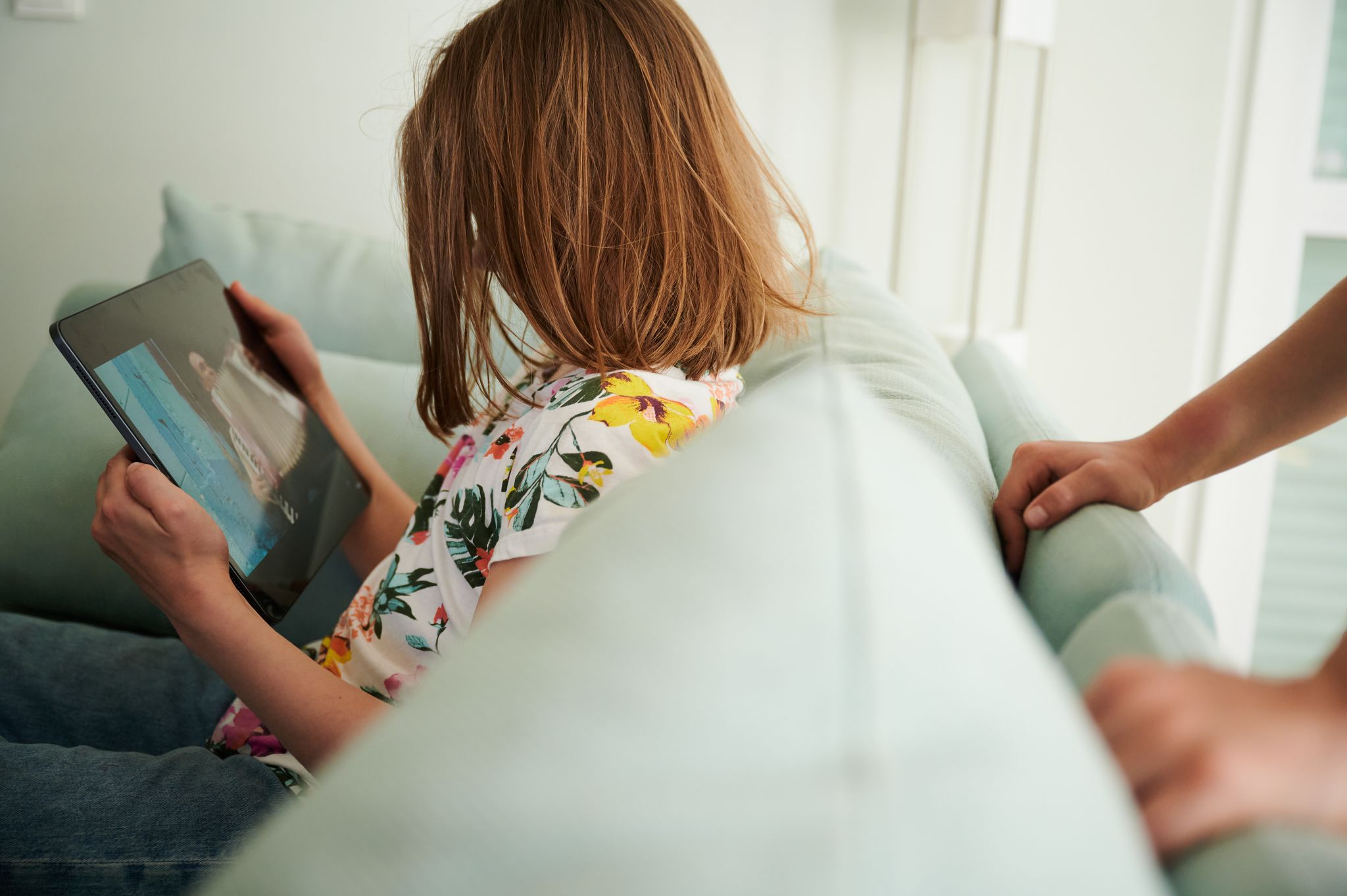 Eltern beeinflussen die Bildschirmzeit ihrer Kinder - manchmal negativ, ohne es zu wissen. Eine Expertin erklärt, wie wir effektiver darüber reden können.
