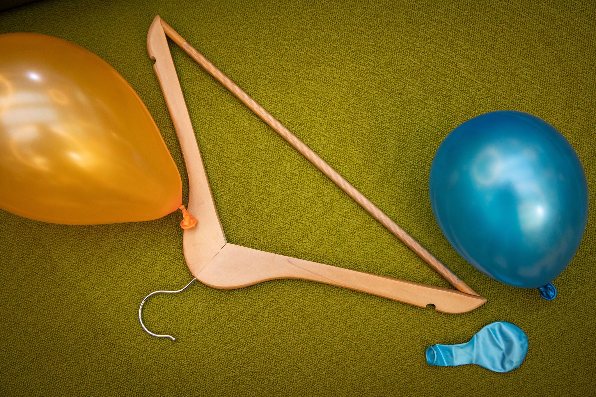 Knifflige Angelegenheit: Beim Verknoten von Luftballons ist Feinmotorik gefragt. Mit einem Hilfsmittel soll es einfacher gehen.