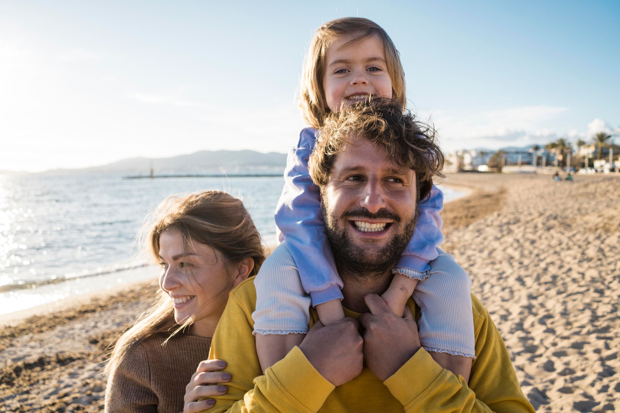 Die Sonne scheint und alle sind happy: So soll es sein im Familienurlaub - und mit ein bisschen Kompromissbereitschaft und Flexibilität gelingt das auch.
