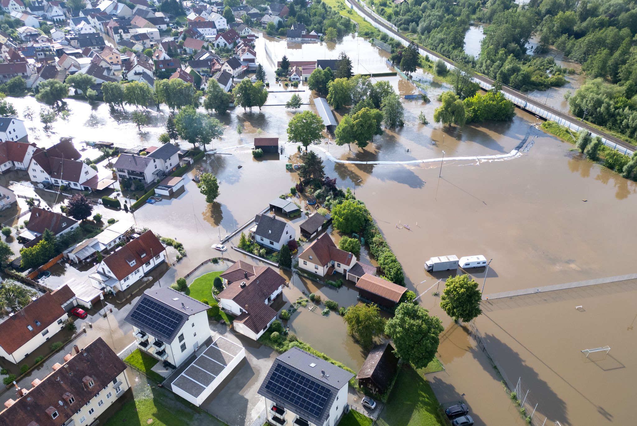 Die im Juni 2024 überschwemmte bayerische Ortschaft Reichertshofen. Nur die Hälfte der deutschen Wohngebäude ist gegen Elementarschäden versichert, die neue Bundesregierung will daher eine Pflichtversicherung einführen.