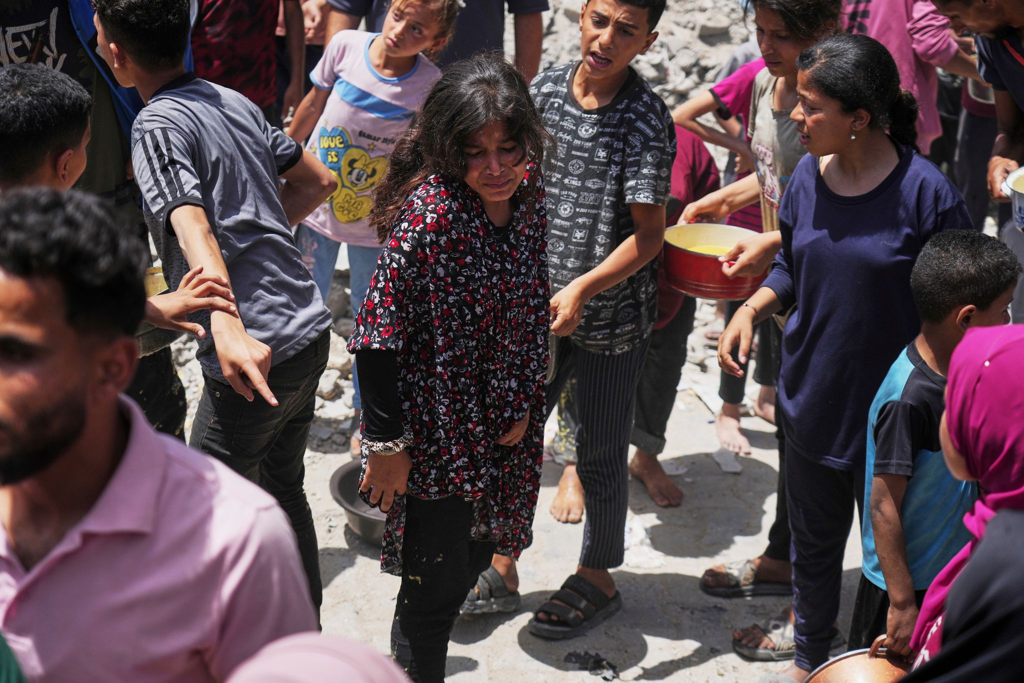 Der Zivilbevölkerung fehlt es an Nahrungsmitteln, Trinkwasser, Medikamenten - und vielen anderen Dingen des täglichen Bedarfs.