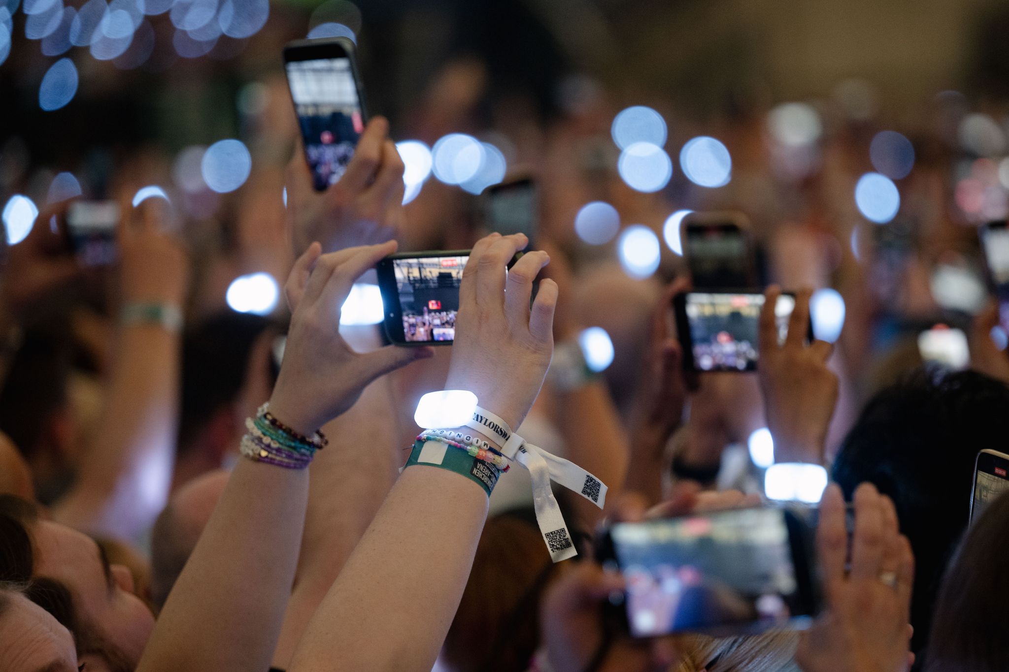 In ein Meer aus Smartphone-Bildschirmen zu schauen, findet nicht jeder Künstler gut. (Symbolbild)