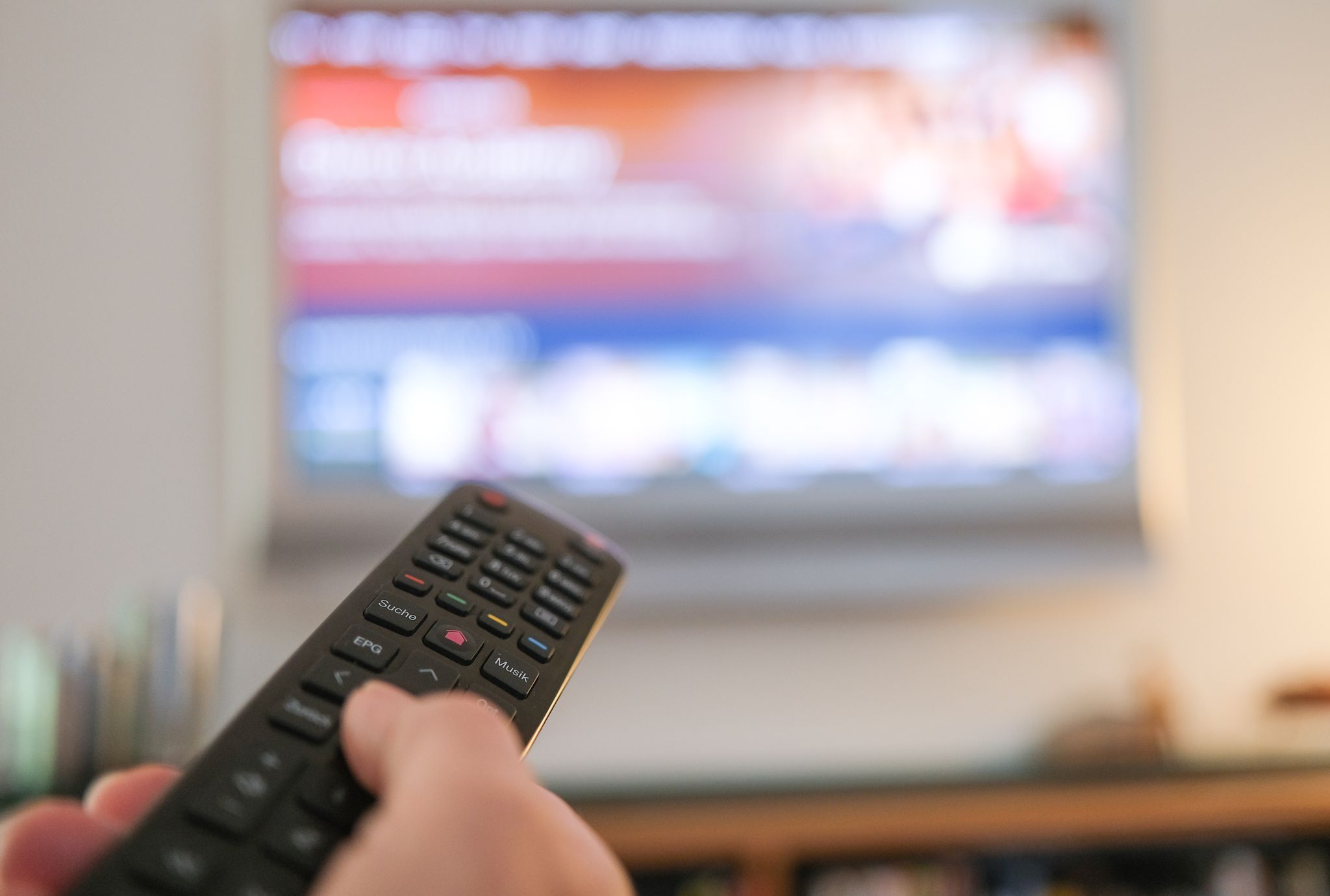 Auf dem Sofa sitzen und auf dem Fernseher herumzappen - für viele Menschen ein eingespieltes Ritual und für Vodafone jahrzehntelang ein einträgliches Geschäft.