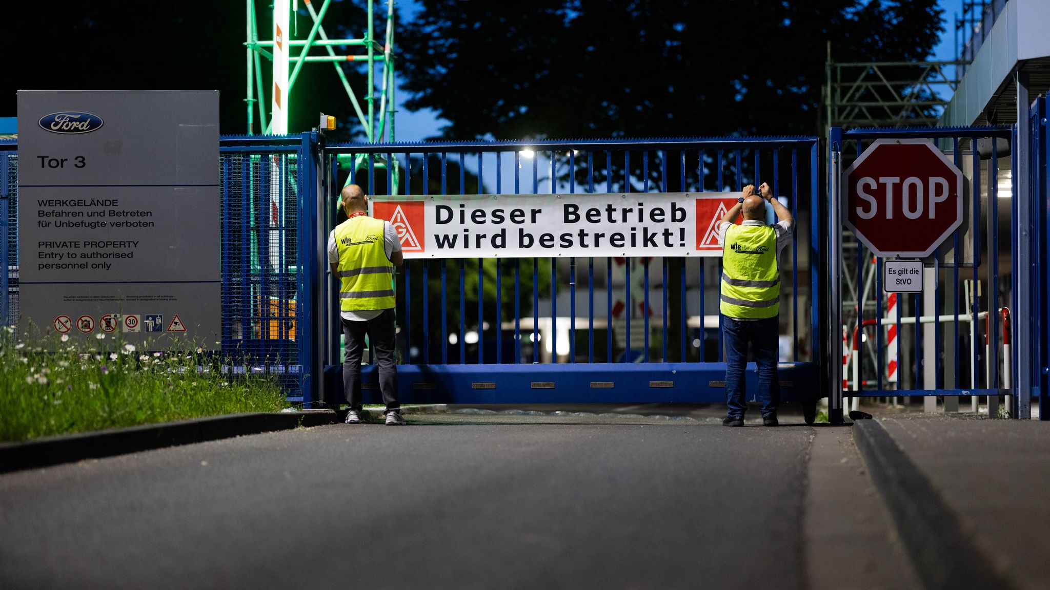 Es ist nicht zu übersehen: Die Kölner Ford-Werke werden bestreikt.