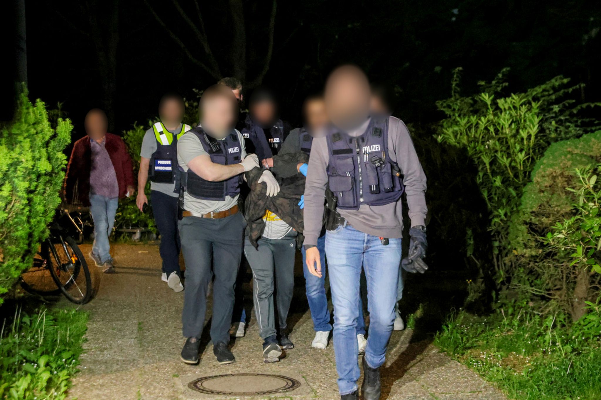 Festnahme erfolgreich: Der Tatverdächtige wird abgeführt.