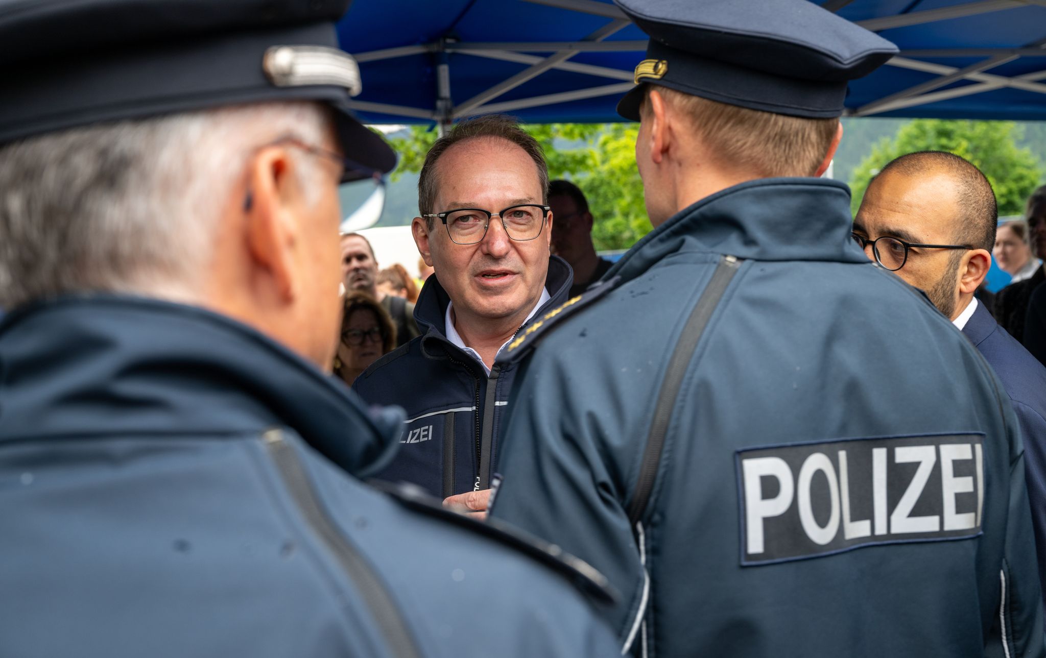 Wenige Stunden nach seinem Amtsantritt ordnete Bundesinnenminister Alexander Dobrindt (CSU) an, auch Asylsuchende an den Grenzen zurückzuweisen.