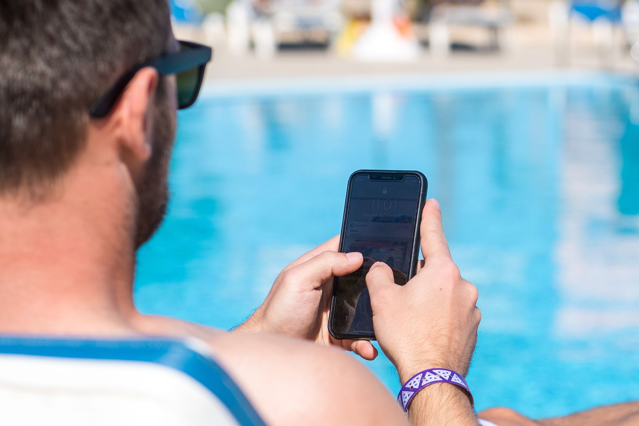 Urlaubsfalle Mobilfunk: Auch ohne Roaminggebühren kann die Handynutzung auf Reisen teuer werden – wer WLAN-Calls & Co. nicht deaktiviert, zahlt schnell drauf.