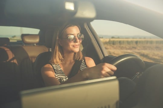 Frau mit Sonnenbrille im Auto Quelle: ERGO Group