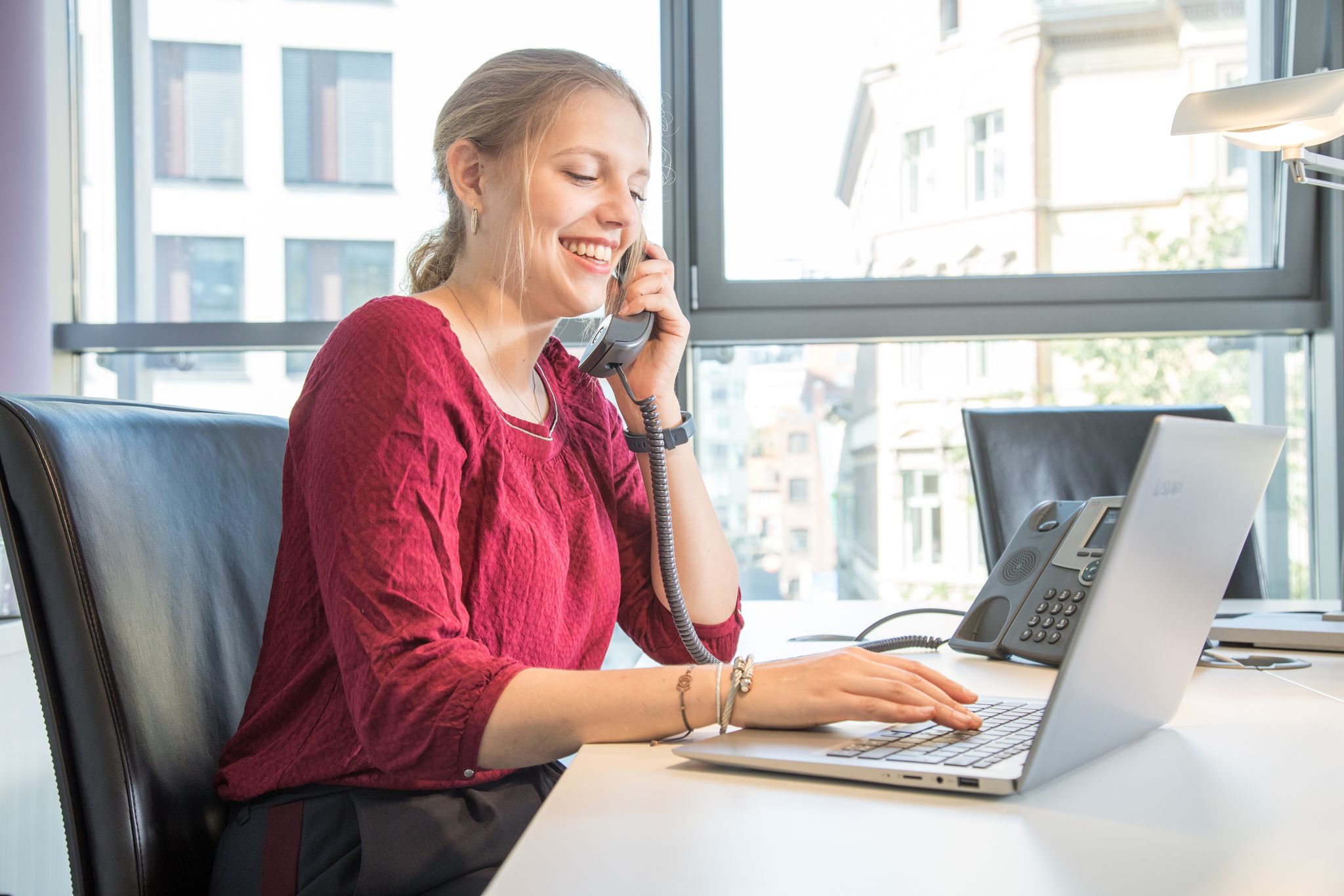 Bei der Arbeit die eigenen Stärken und Talente einsetzen können: Selbstwirksamkeit beeinflusst auch die Motivation im Job.