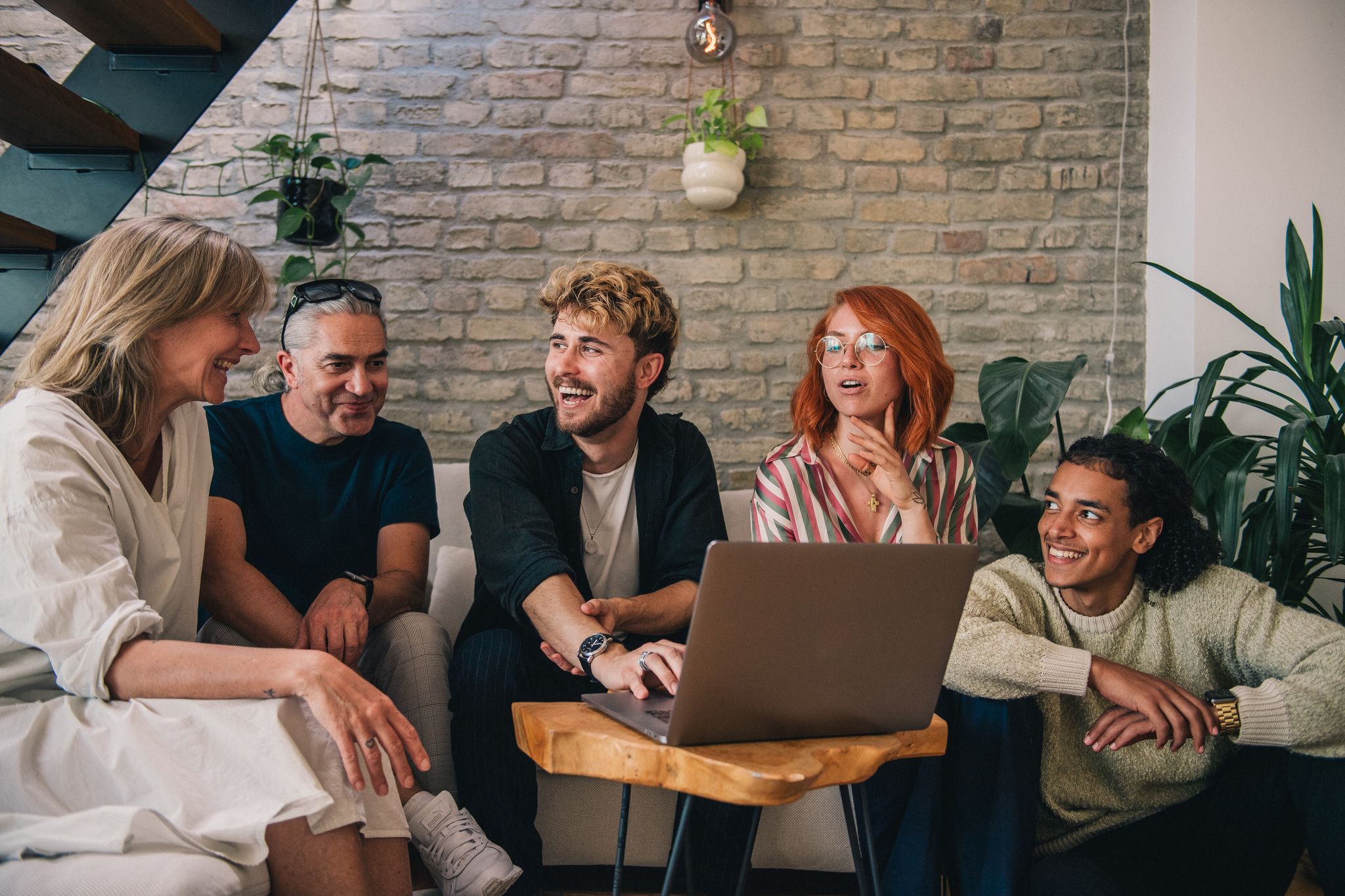 Jüngere Generationen haben mehr: Rund jeder sechste der 30- bis 39-Jährigen haben auch mal mehr als 10.000 Euro auf dem Girokonto.