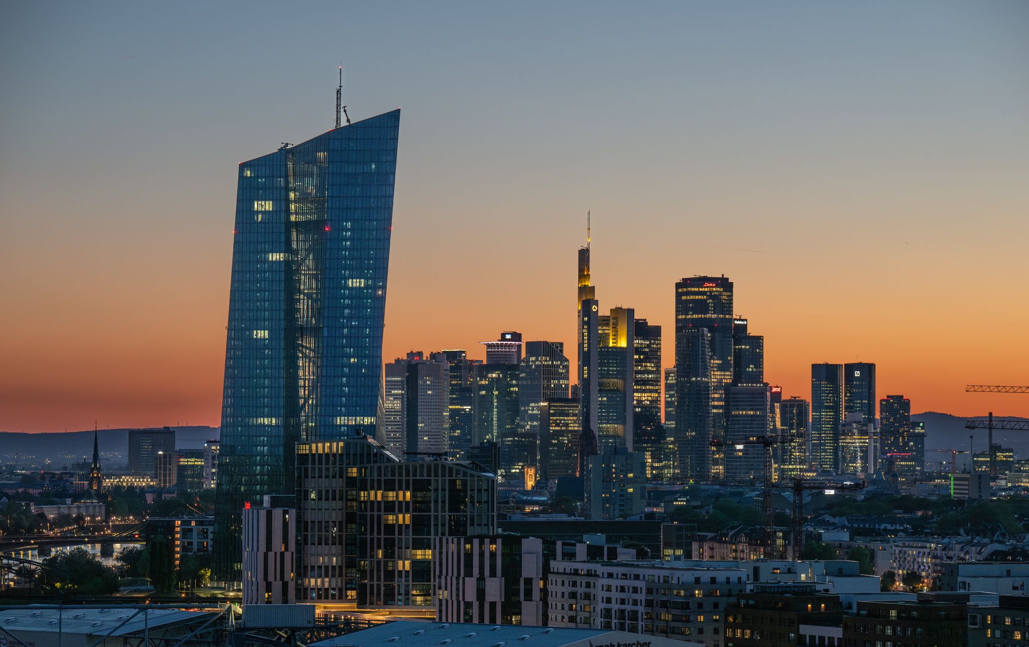 Nach der erneuten Leitzinssenkung durch die EZB müssen sich Sparerinnen und Sparer auf noch niedrigere Erträge bei Tages- und Festgeld einstellen.